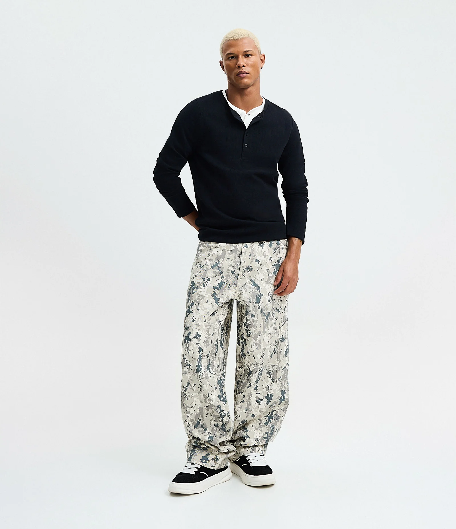 Calça Super Baggy em Sarja com Estampa Camuflado Pixel Cinza 1