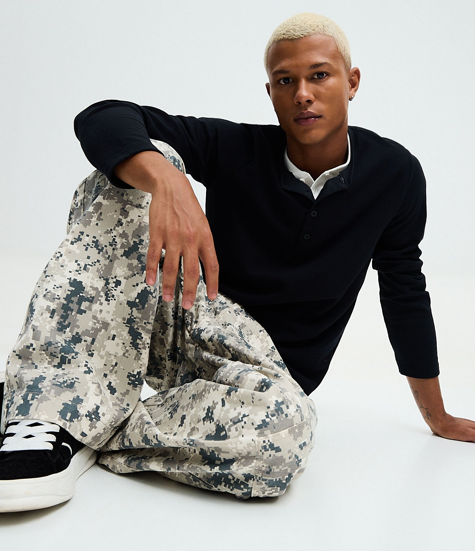 Calça Super Baggy em Sarja com Estampa Camuflado Pixel Cinza 5