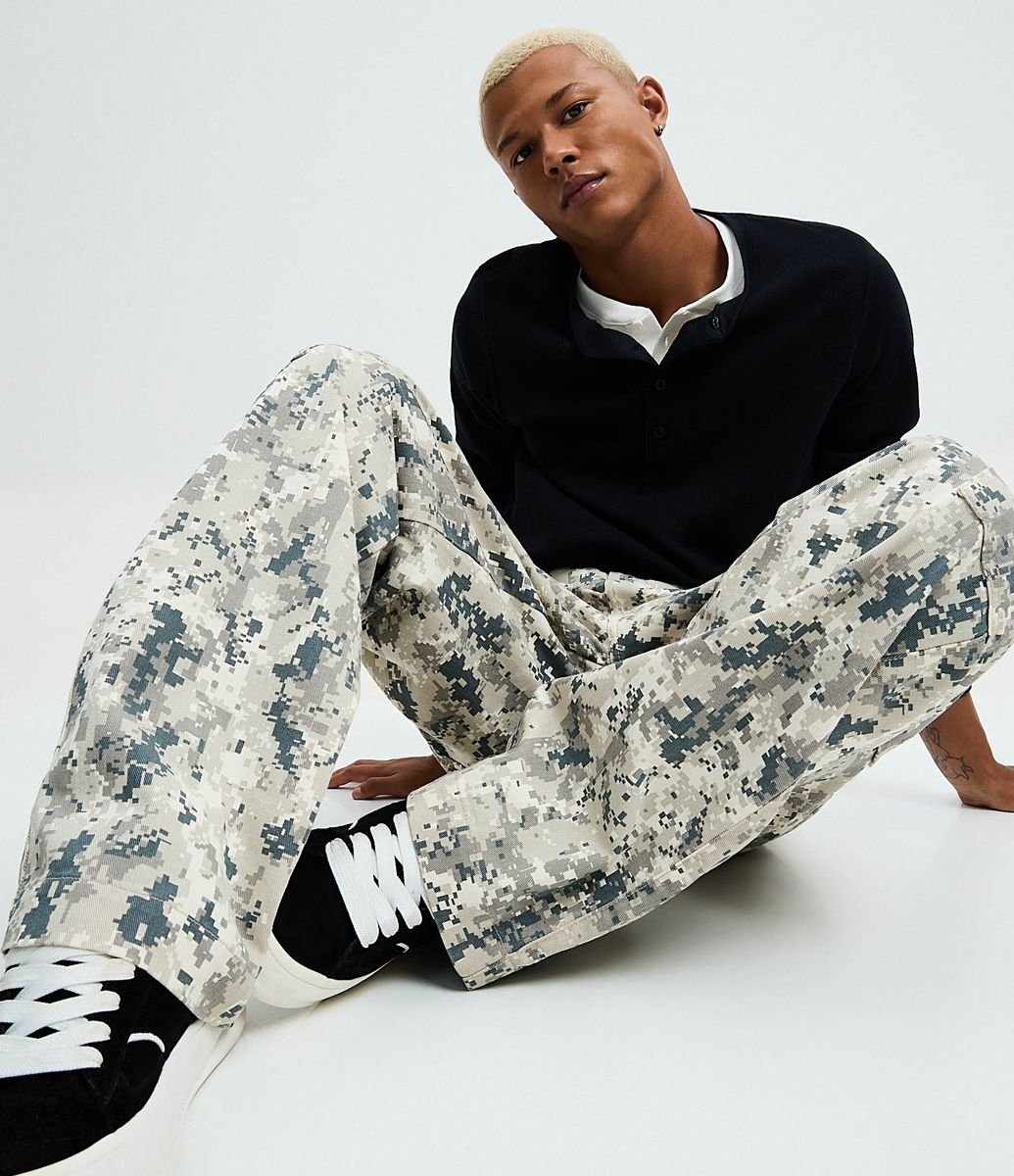 Calça Super Baggy em Sarja com Estampa Camuflado Pixel Cinza