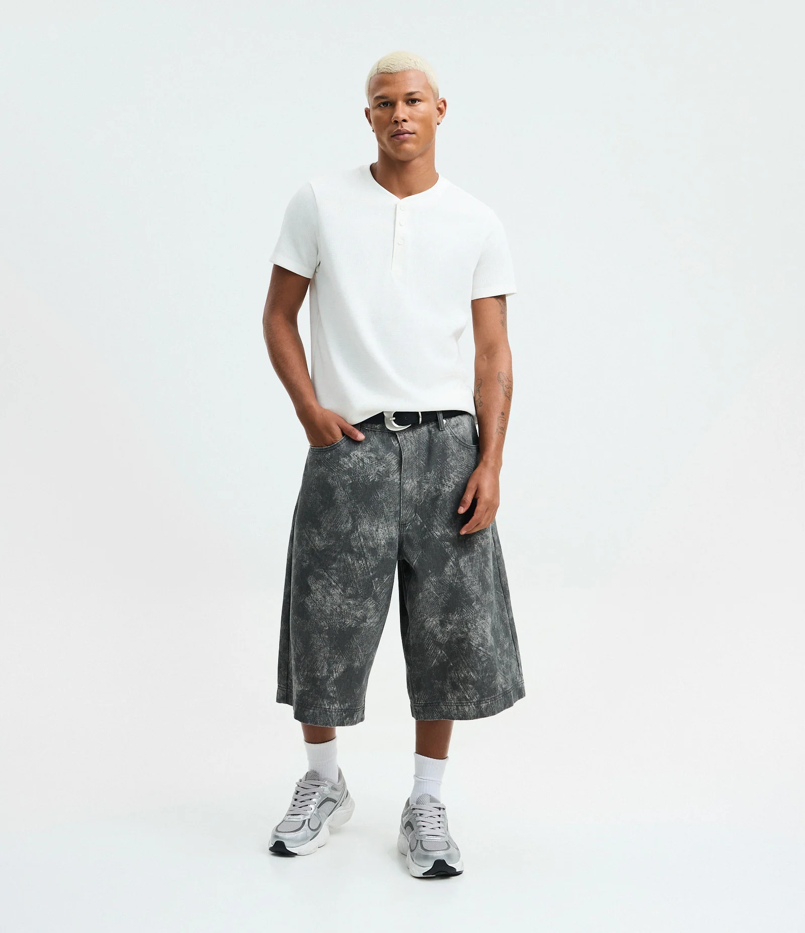 Bermuda Baggy em Sarja com Estampa Abstrata Preto 1