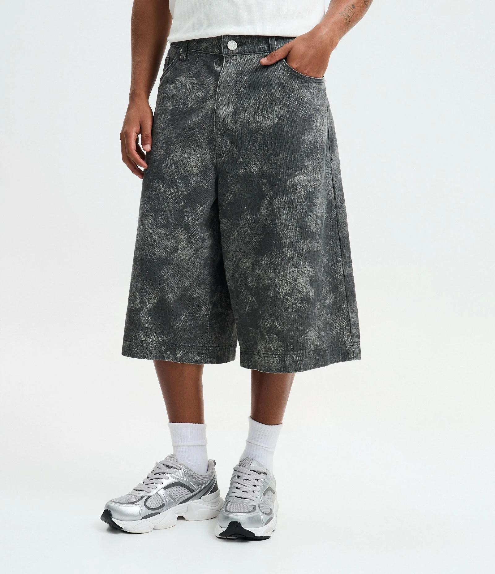 Bermuda Baggy em Sarja com Estampa Abstrata Preto 2