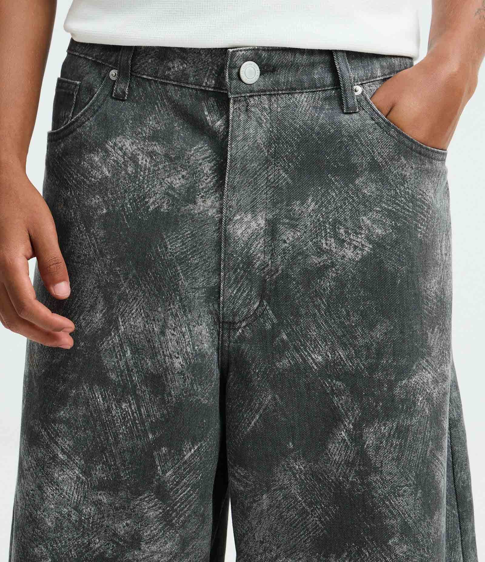 Bermuda Baggy em Sarja com Estampa Abstrata Preto 3