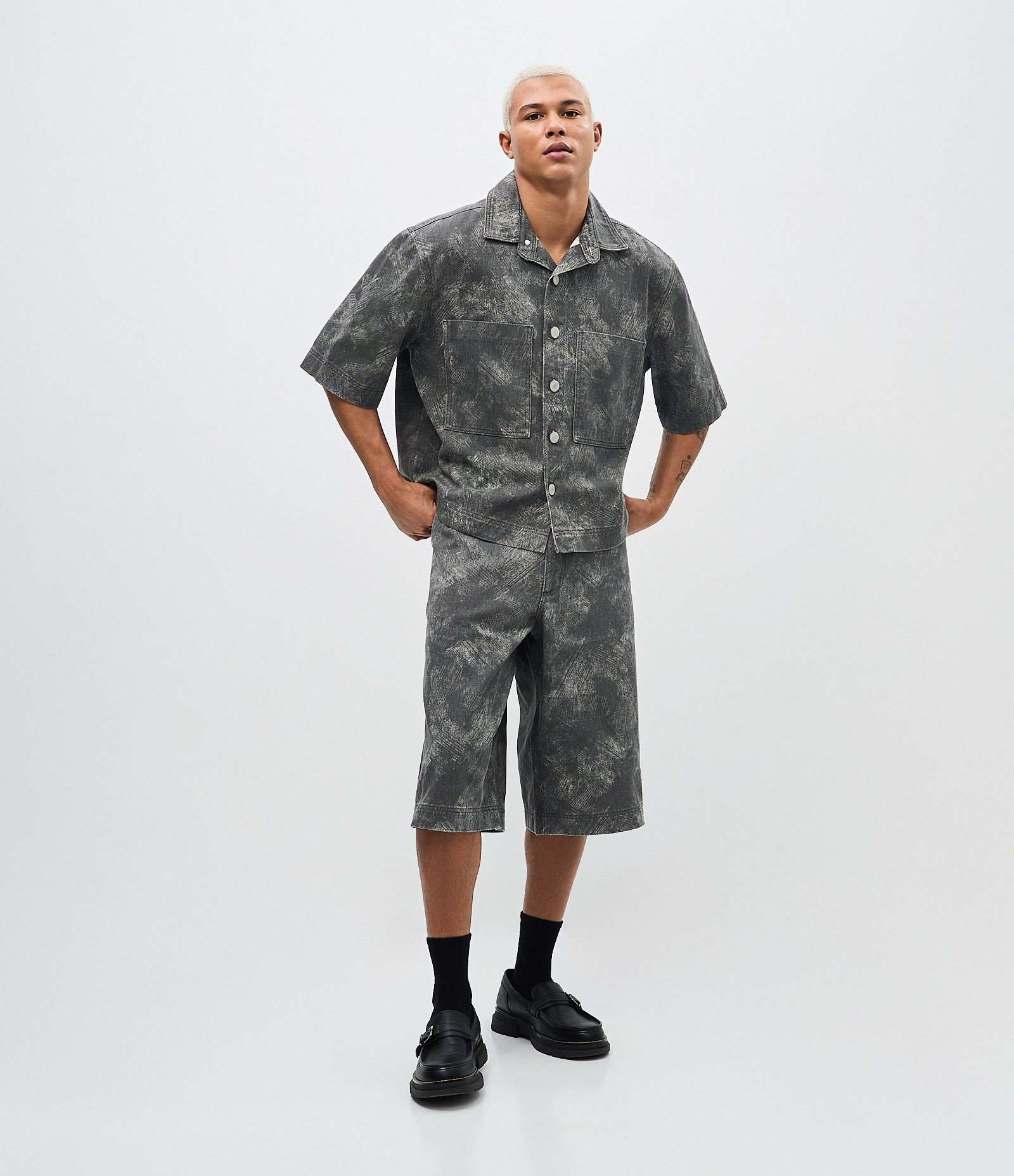 Camisa Oversized Boxy em Sarja com Estampa Marmorizado Abstrata Cinza Chumbo 1