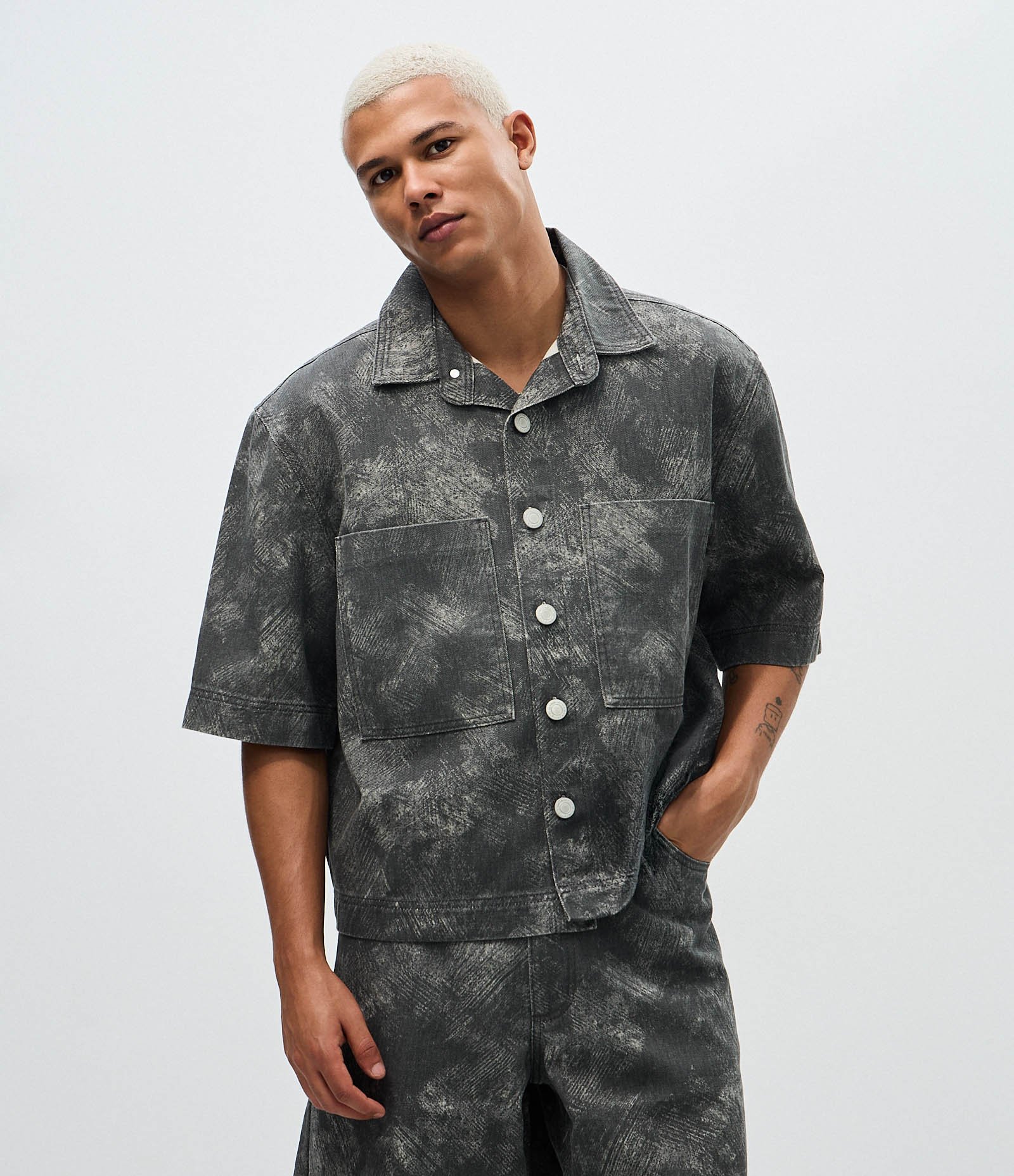 Camisa Oversized Boxy em Sarja com Estampa Marmorizado Abstrata Cinza Chumbo 2