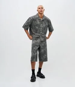 Camisa Oversized Boxy em Sarja com Estampa Marmorizado Abstrata