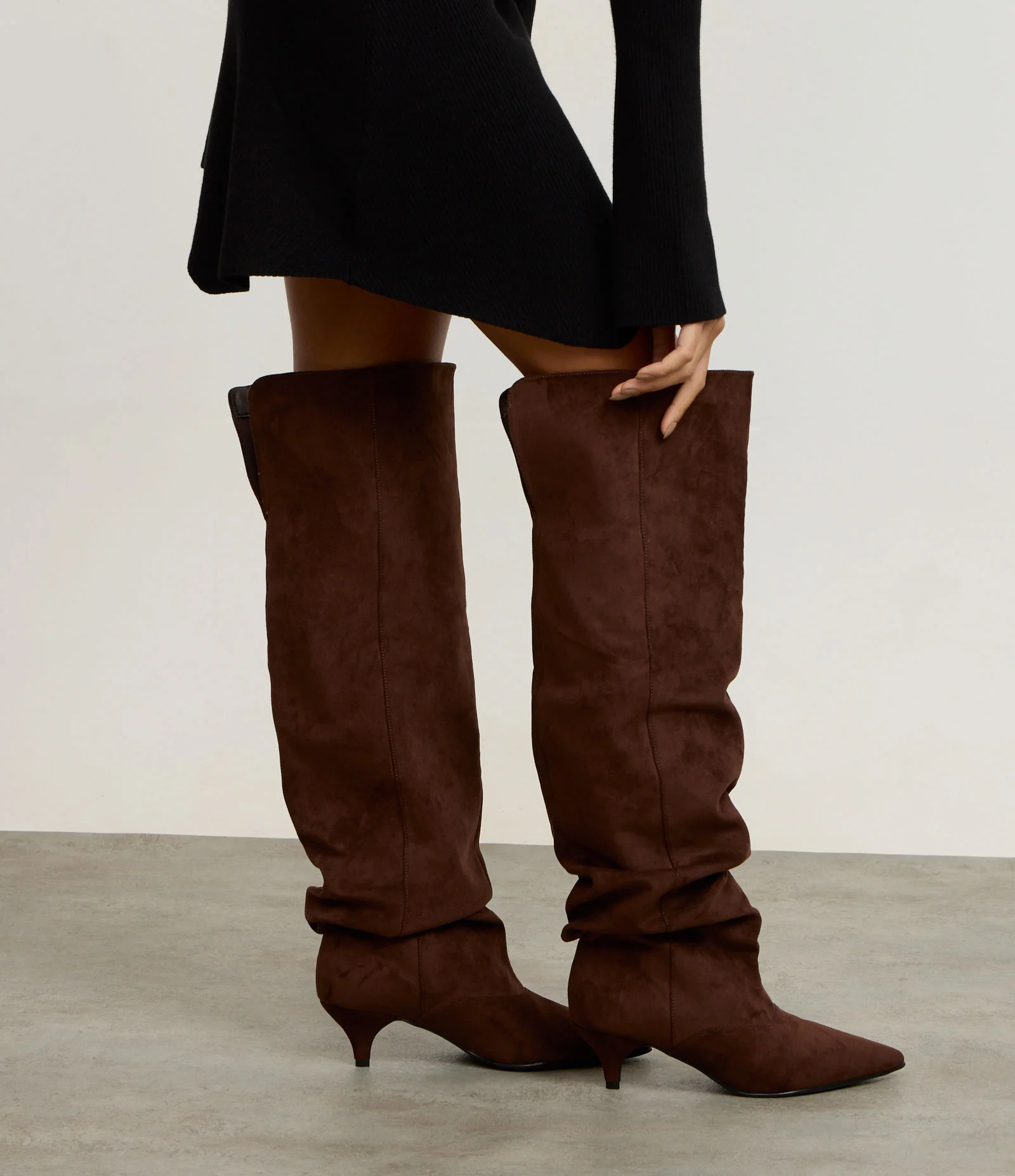 Bota Over The Knee em Suede com Caimento Franzido Marrom 7