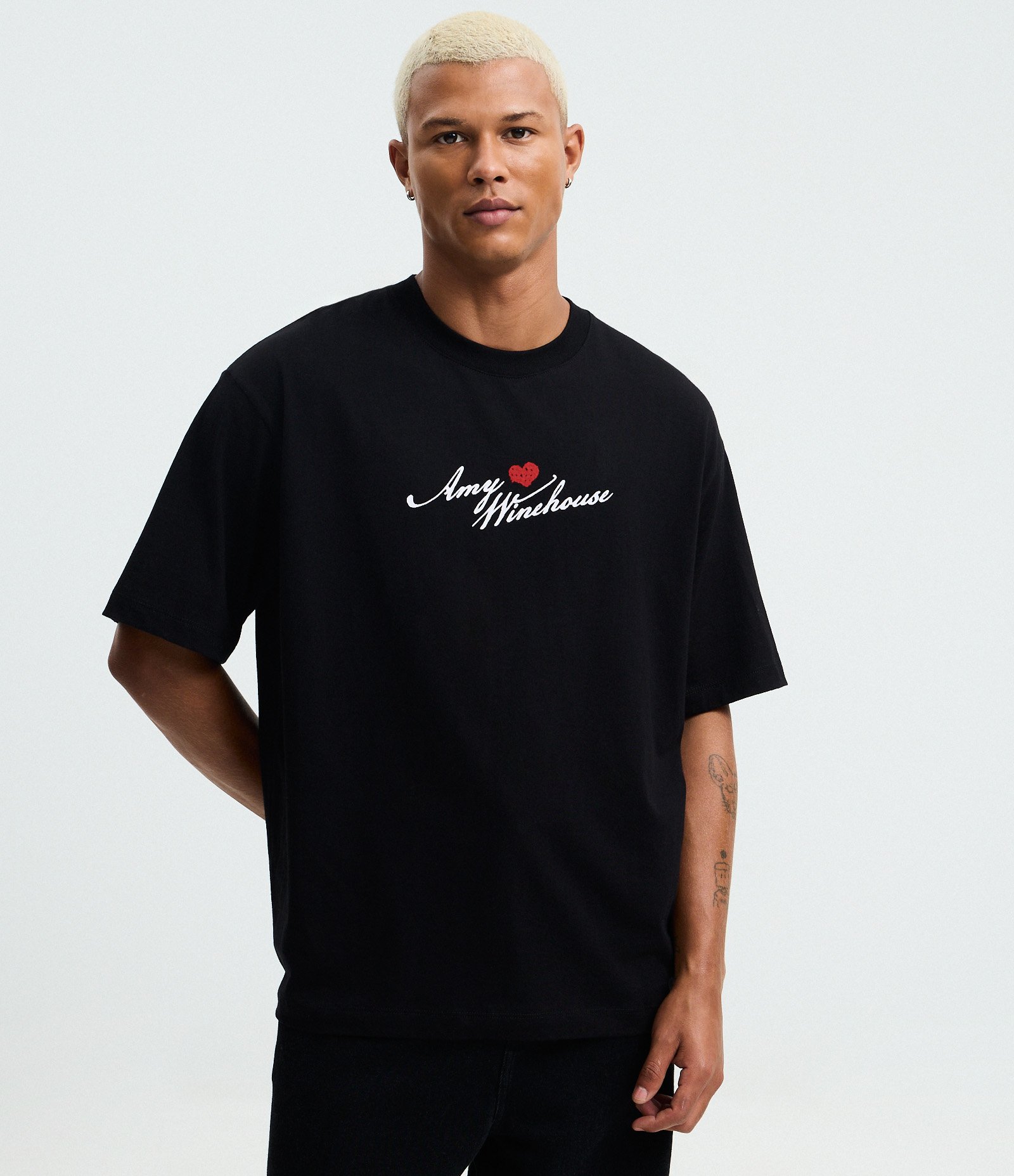 Camiseta Boxy com Estampa Amy Winehouse Preto 2