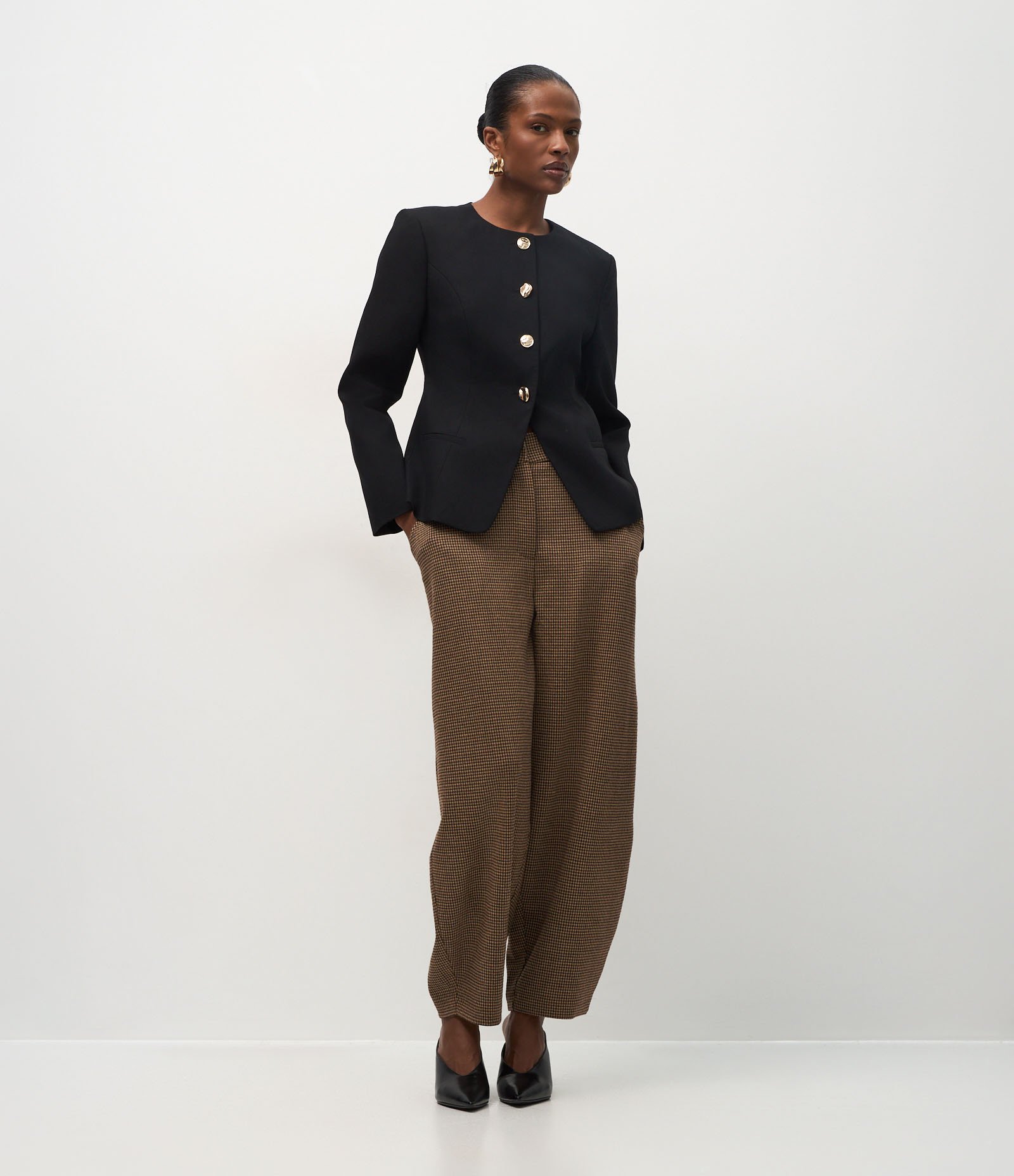 Blazer Alfaiatado com Abotoamento Frontal e Bolsos Preto 1