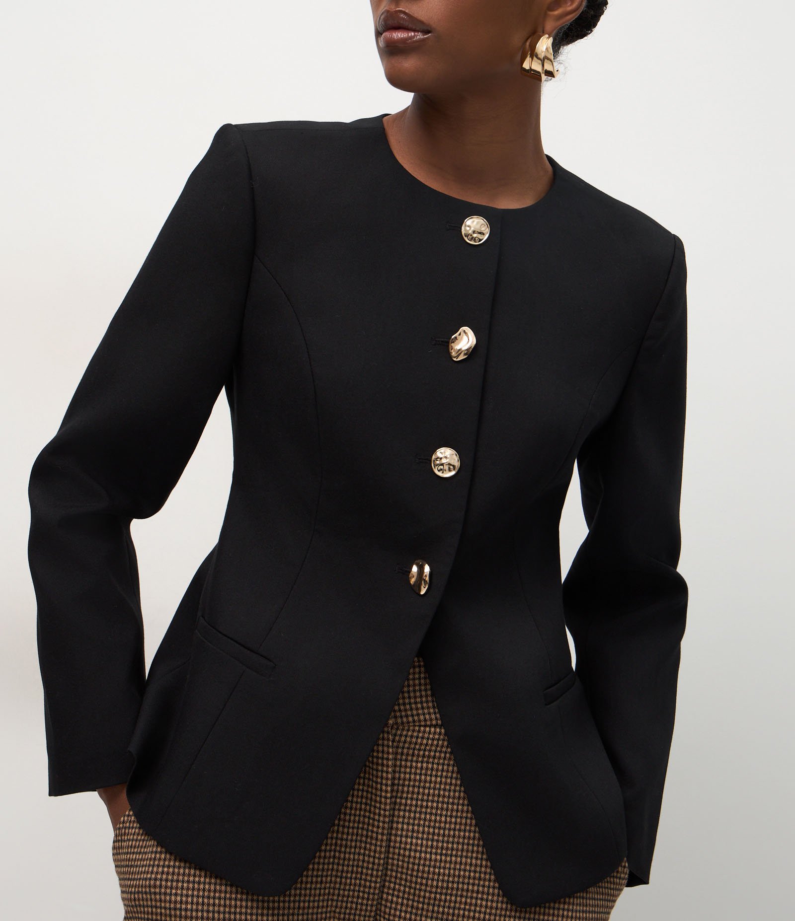 Blazer Alfaiatado com Abotoamento Frontal e Bolsos Preto 4