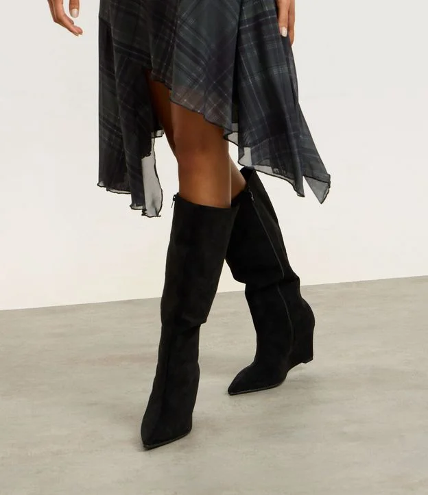 Bota Anabela Cano Médio em Suede com Bico Fino