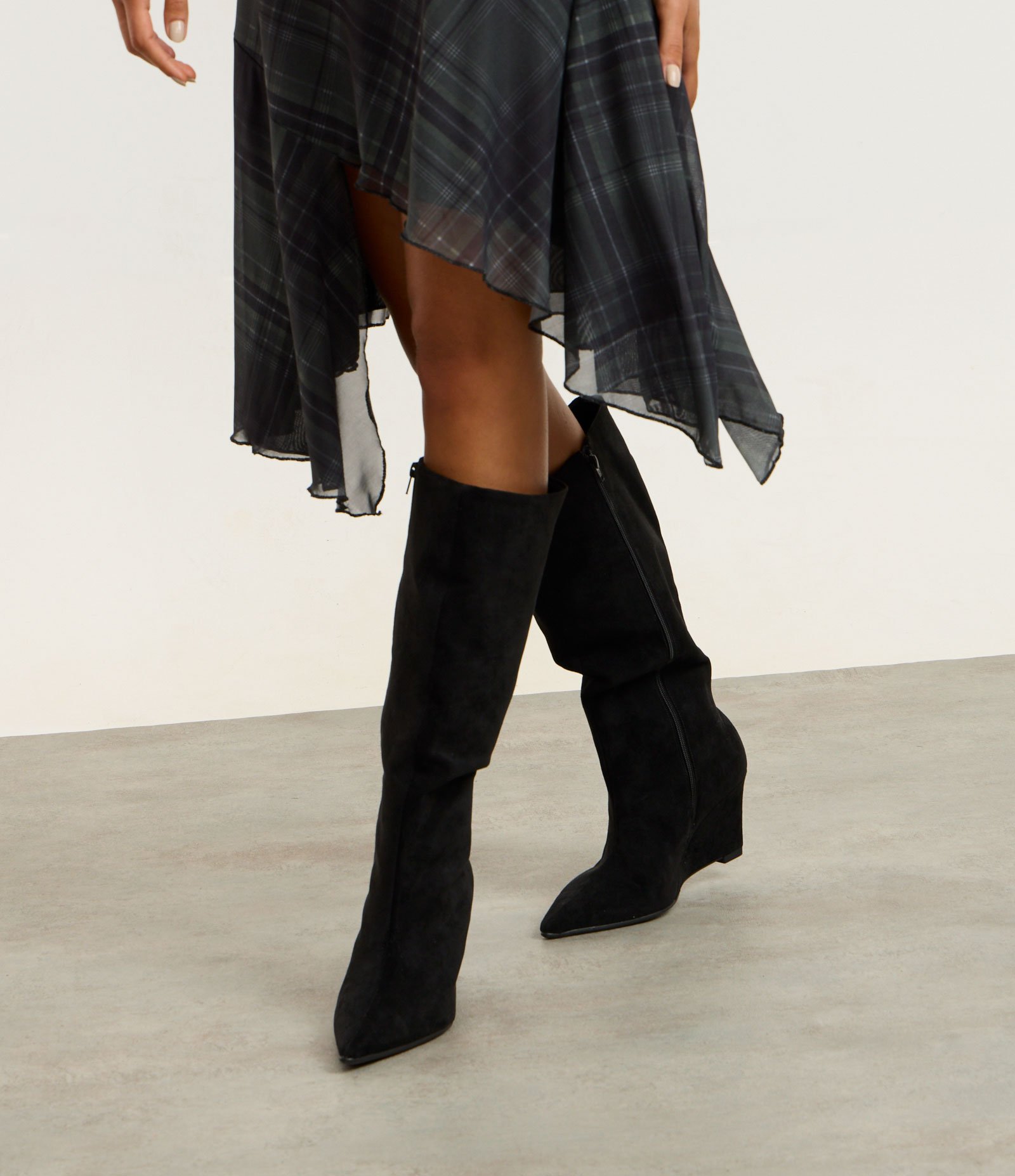 Bota Anabela Cano Médio em Suede com Bico Fino Preto 6