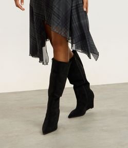 Bota Anabela Cano Médio em Suede com Bico Fino