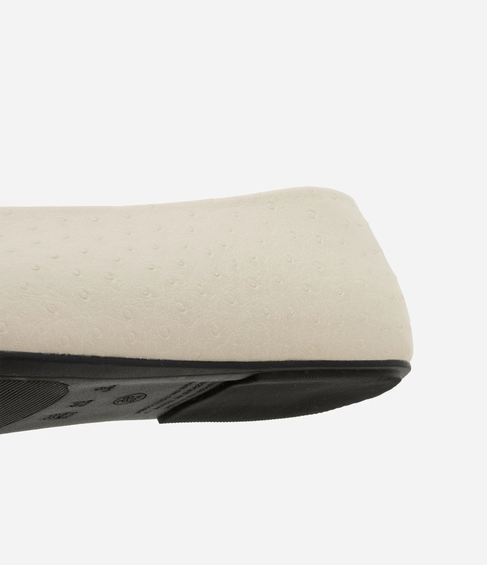 Sapatilha Texturizada com Bico Redondo Off White 3