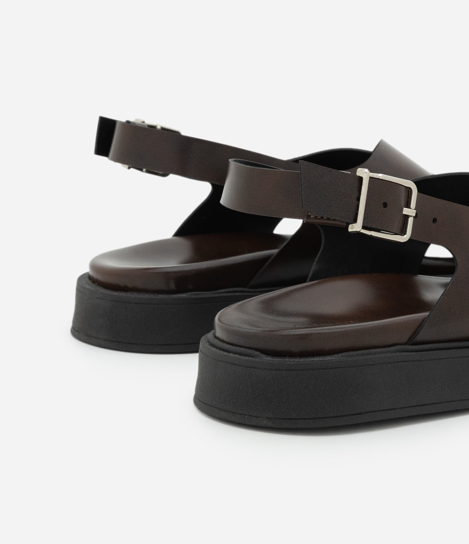 Sandália Rasteira Flatform em PU com Cabedal Cruzado Marrom 5