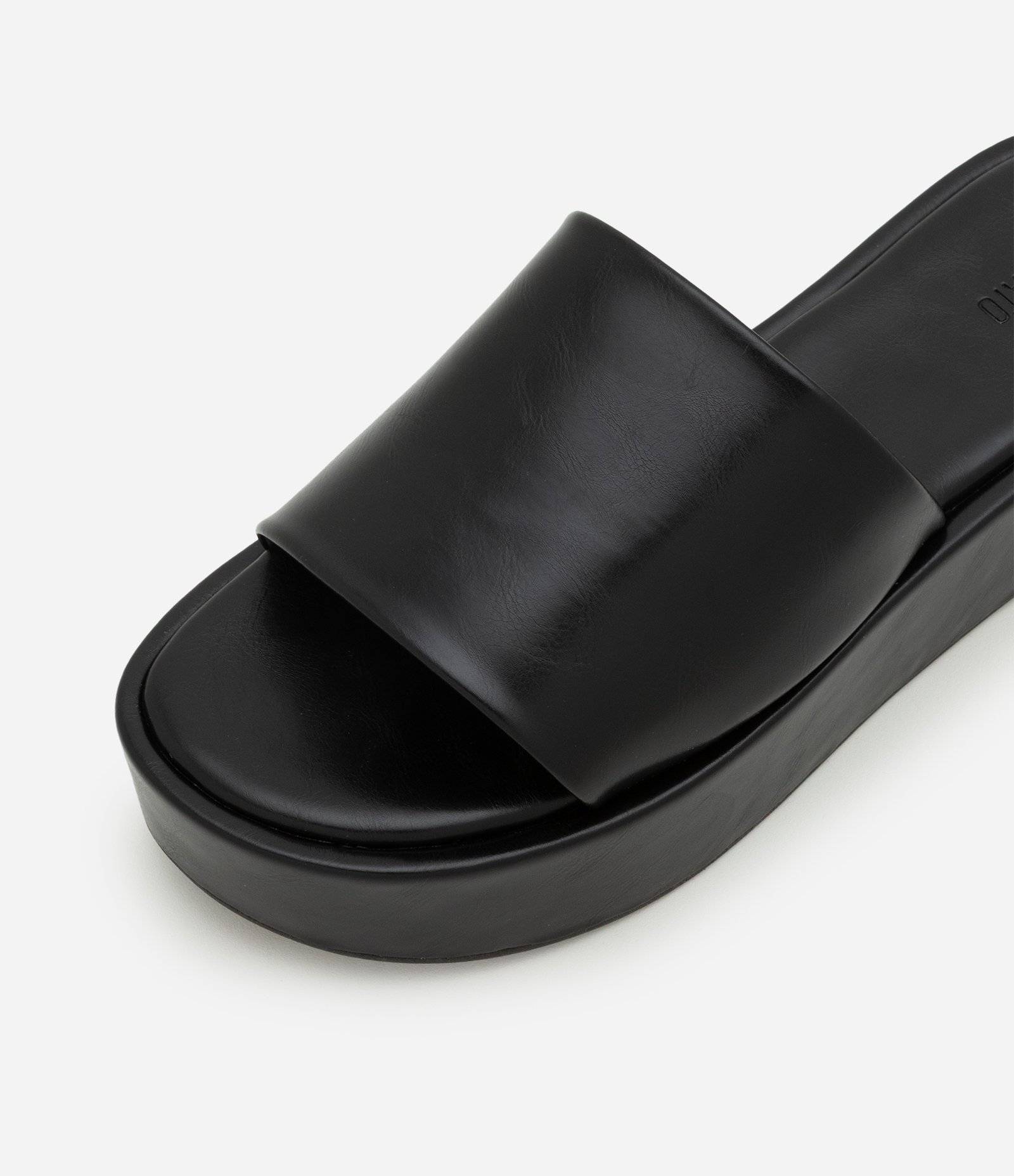 Sandália Slide Flatform em PU com Cabedal Amplo Preto 3