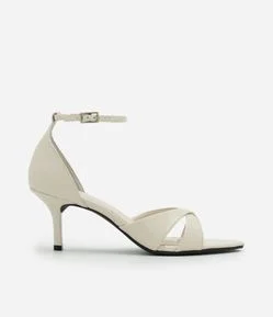 Sandália em PU Com Bico Folha e Cabedal Cruzado