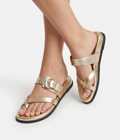 Rasteira em Material Sintético com Dedeira e Detalhe de Maxi Fivela