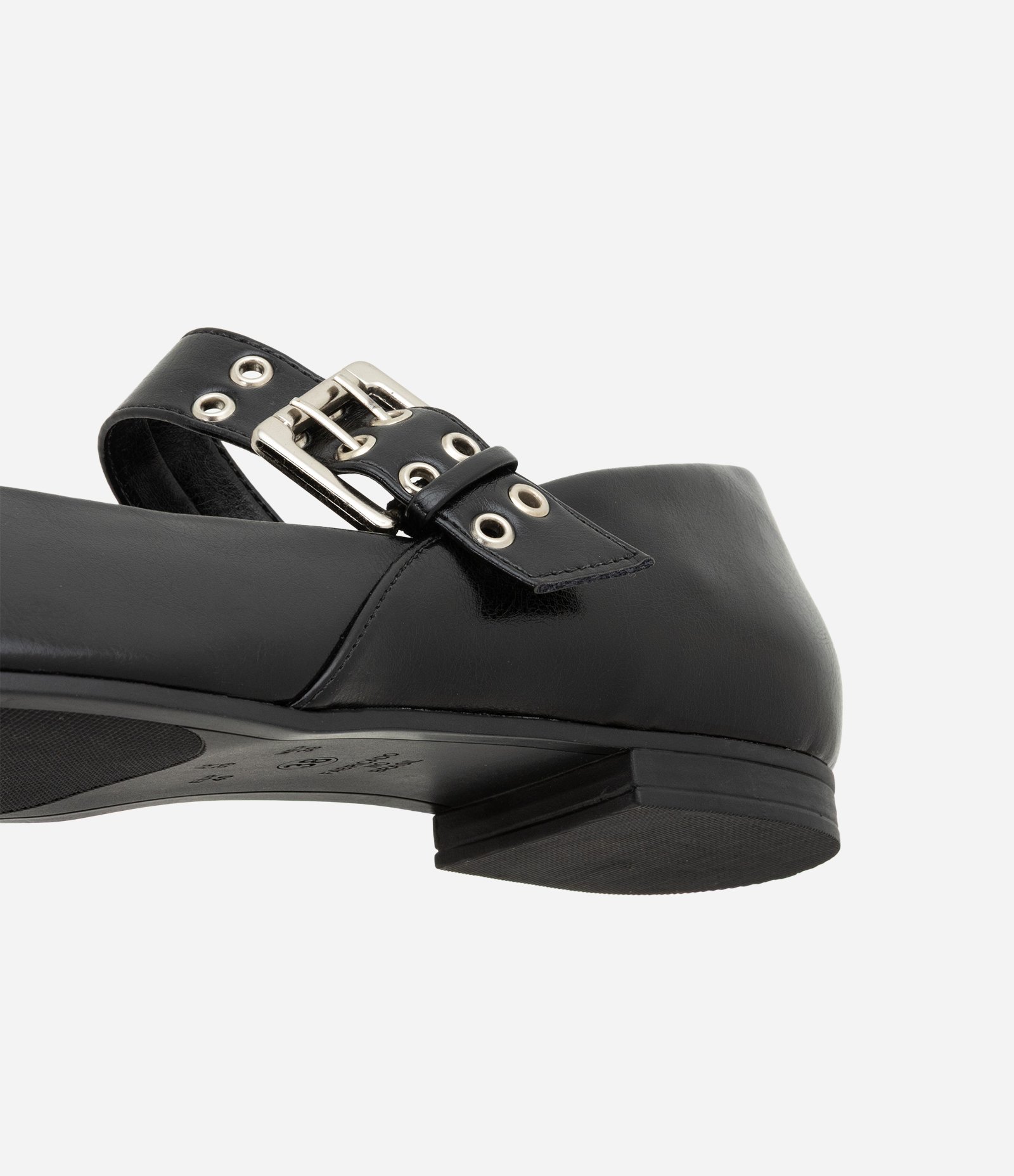 Sapatilha em Verniz com Efeito Molhado e Fivela com Ilhós Preto 4