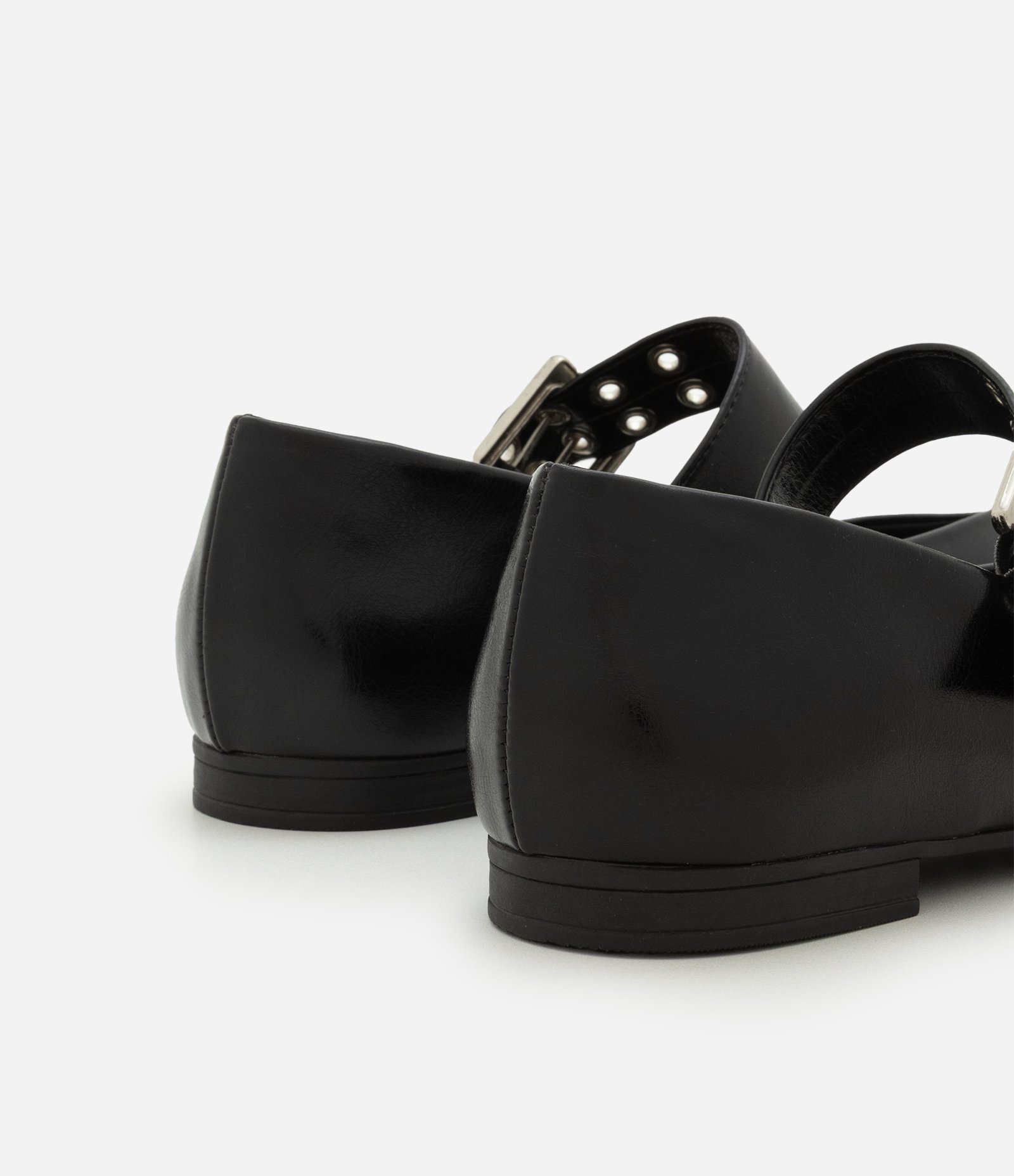 Sapatilha em Verniz com Efeito Molhado e Fivela com Ilhós Preto 5