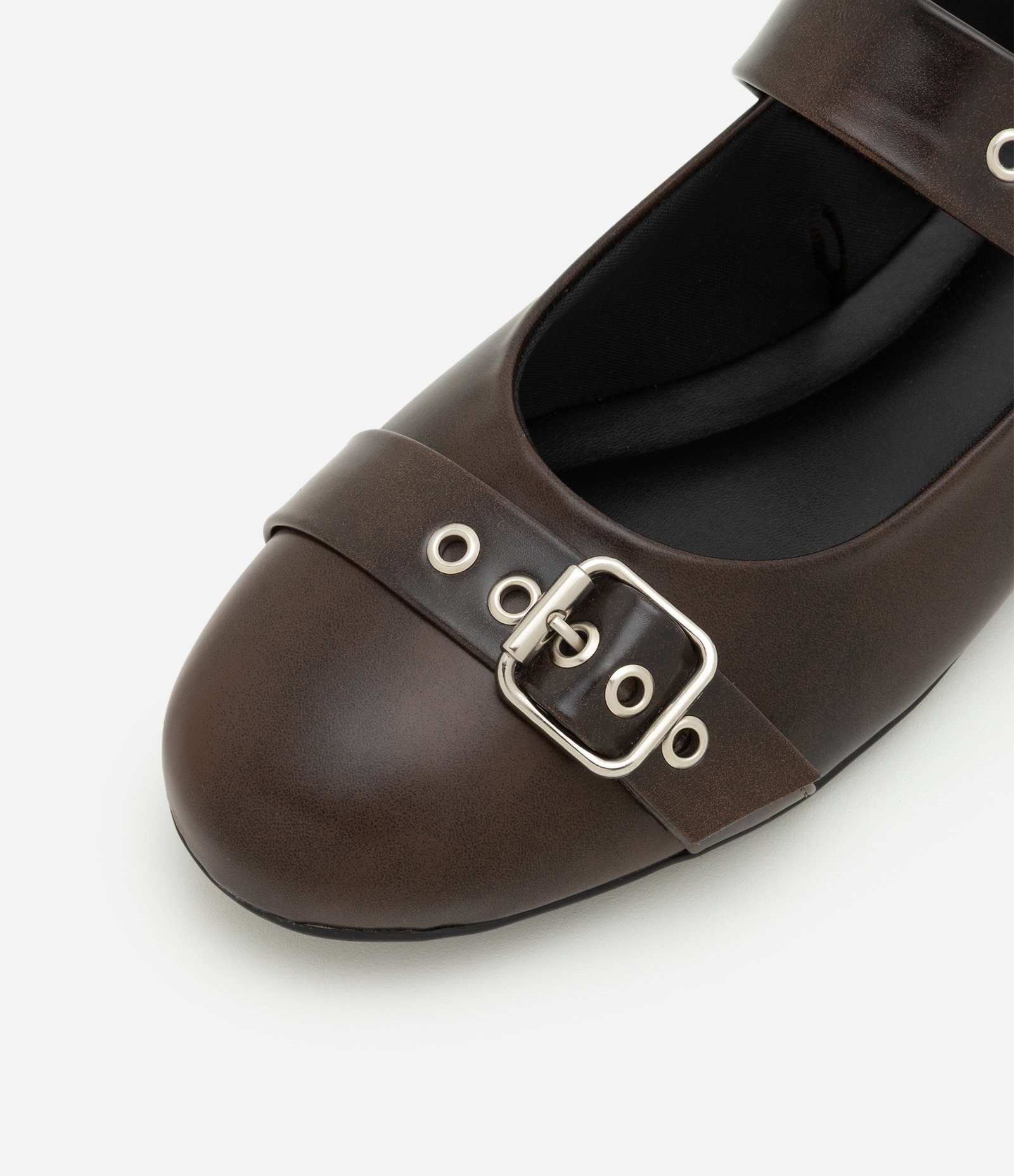 Sapatilha em PU com Fivelas Ajustáveis e Ilhós Marrom 4