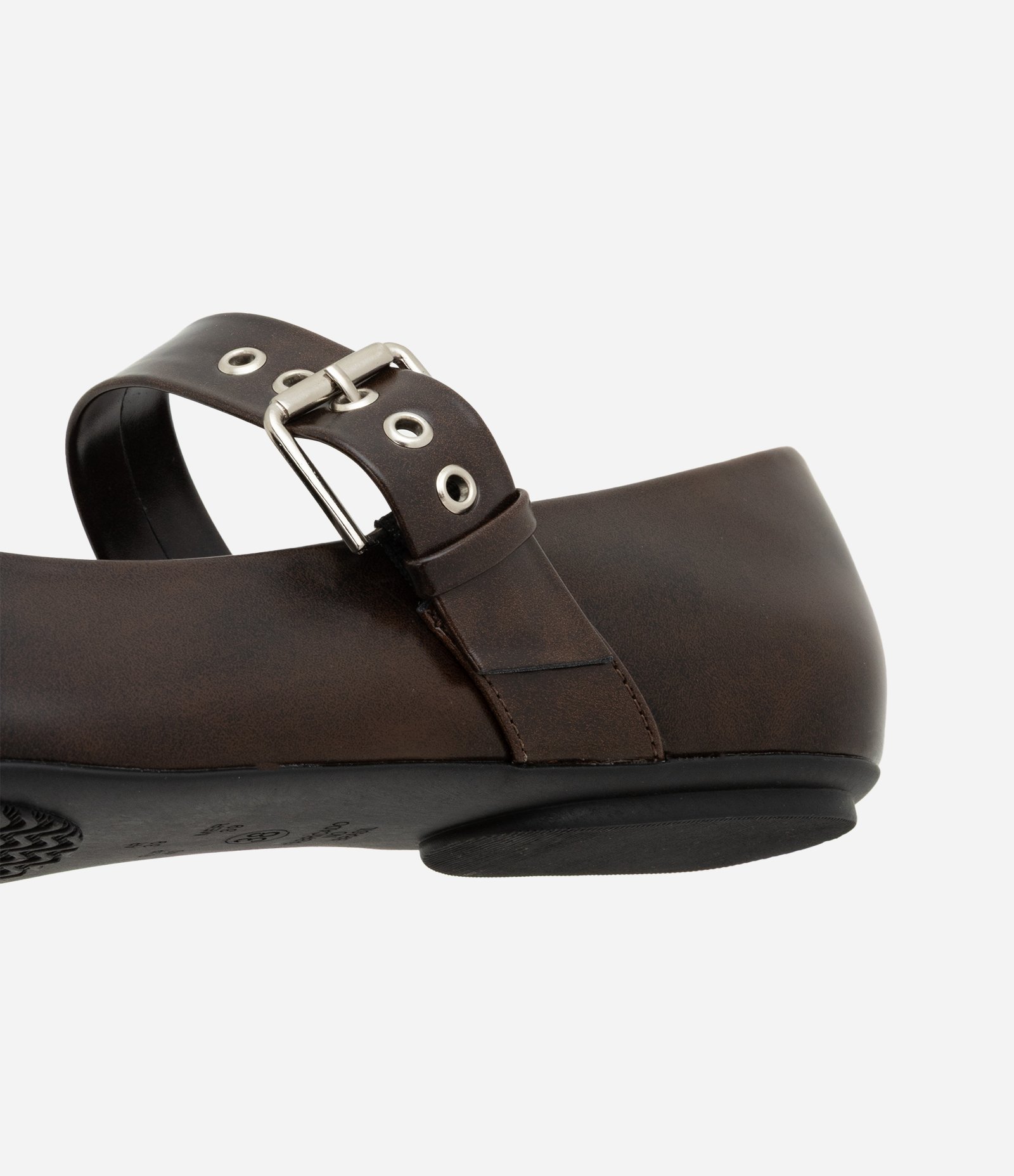 Sapatilha em PU com Fivelas Ajustáveis e Ilhós Marrom 5