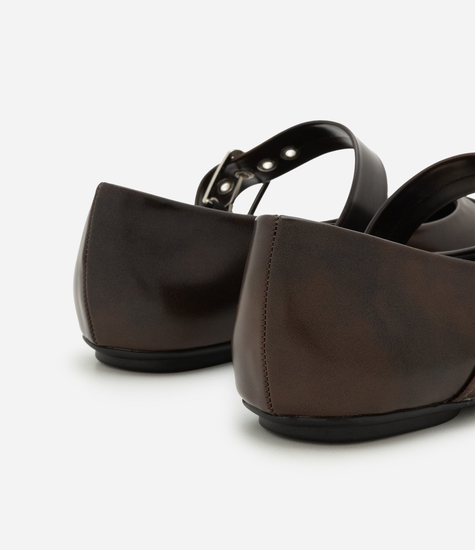 Sapatilha em PU com Fivelas Ajustáveis e Ilhós Marrom 7