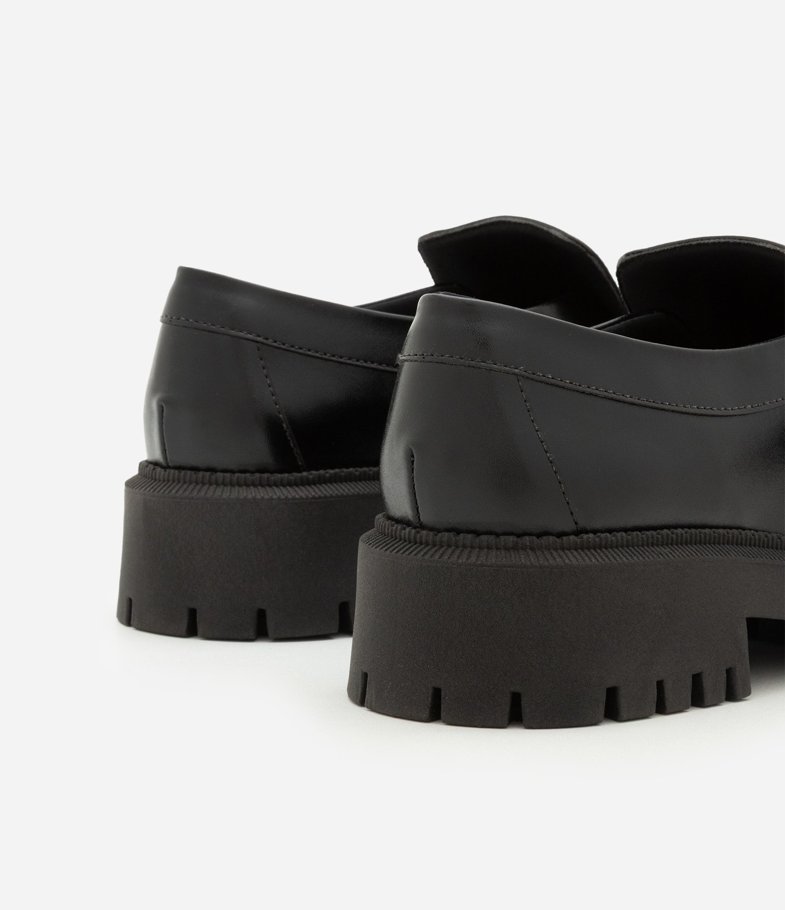 Sapato Mocassim Tratorado em PU com Maxi Fivela Preto 4