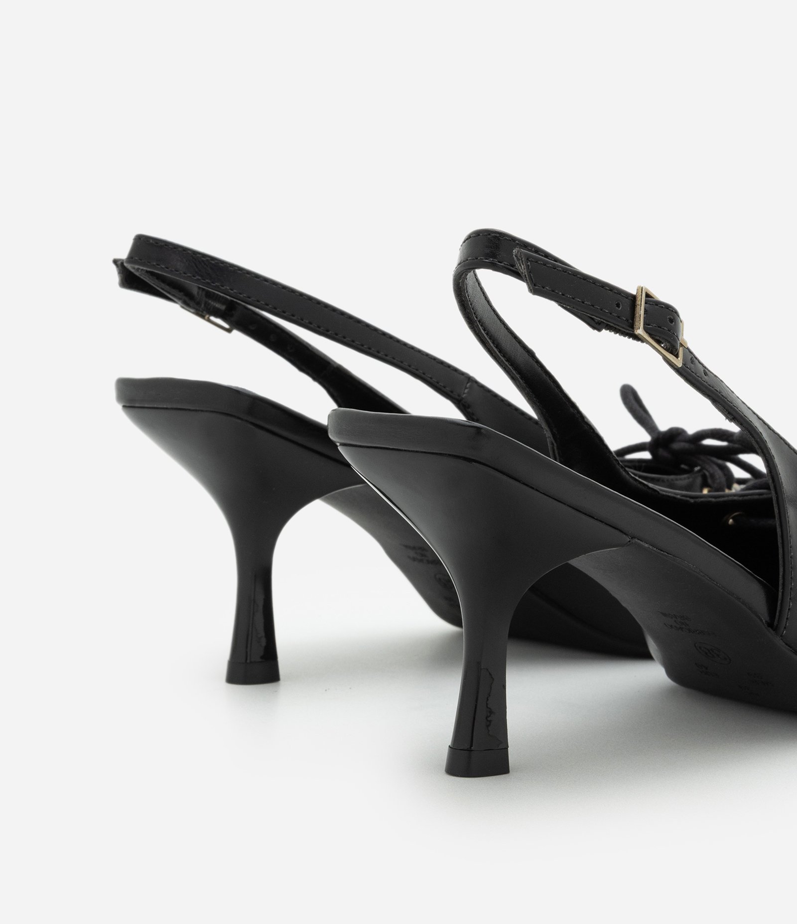 Sapato Slingback com Amarração Frontal e Salto Fino Preto 4