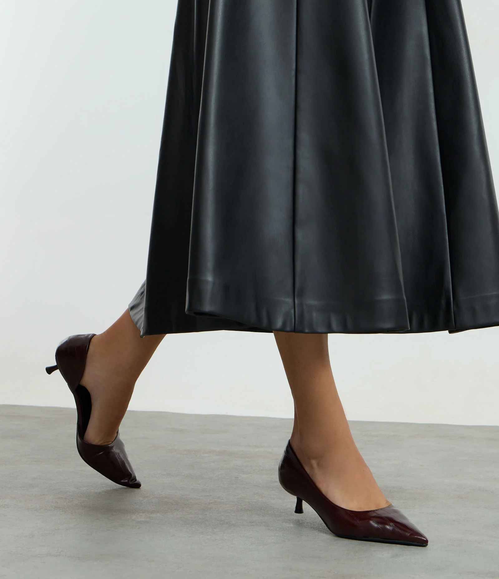 Sapato Scarpin em PU com Bico Fino e Salto Médio Marrom 6