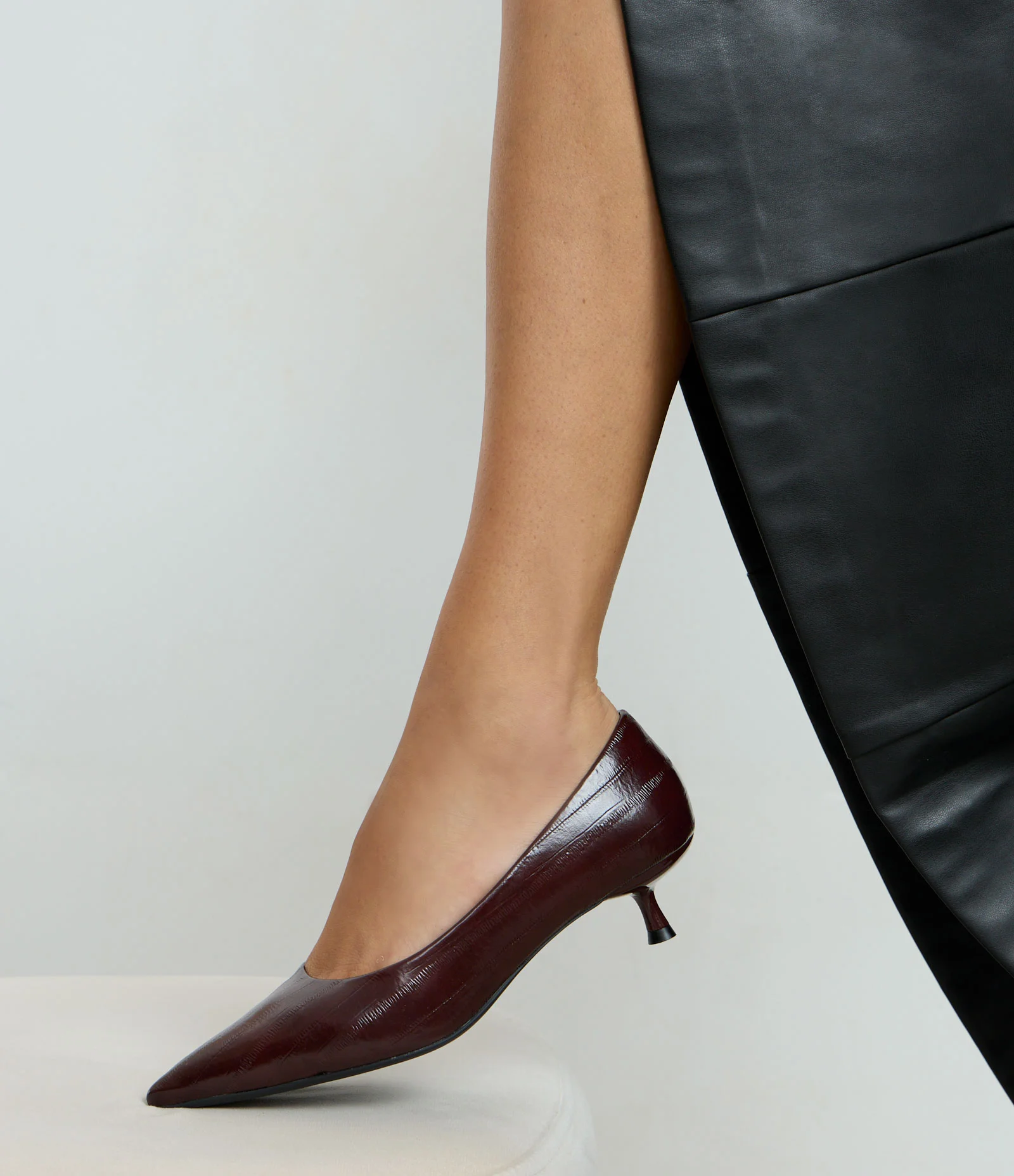 Sapato Scarpin em PU com Bico Fino e Salto Médio Marrom 2