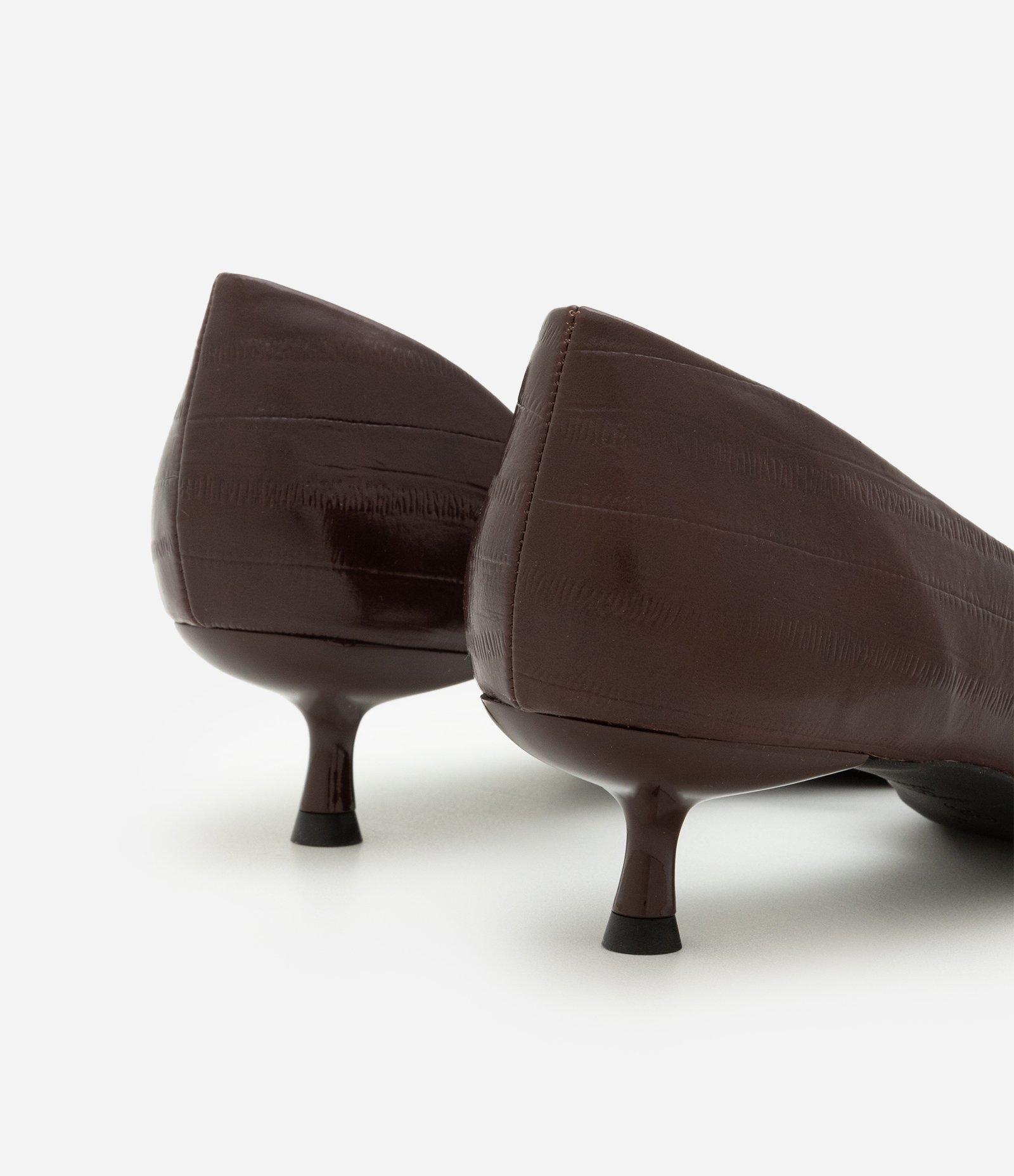 Sapato Scarpin em PU com Bico Fino e Salto Médio Marrom 5