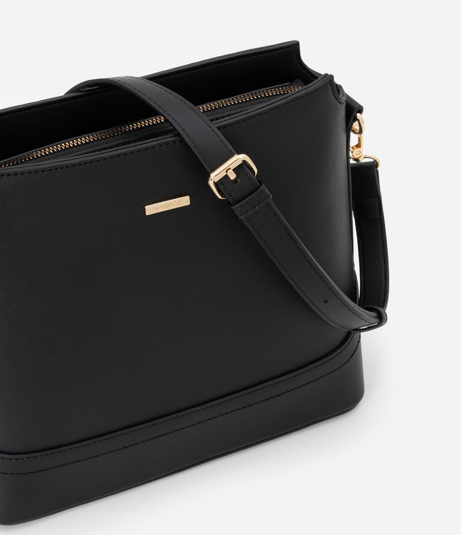 Bolsa Pequena em Material Sintético com Detalhes Metalizados Preto 4