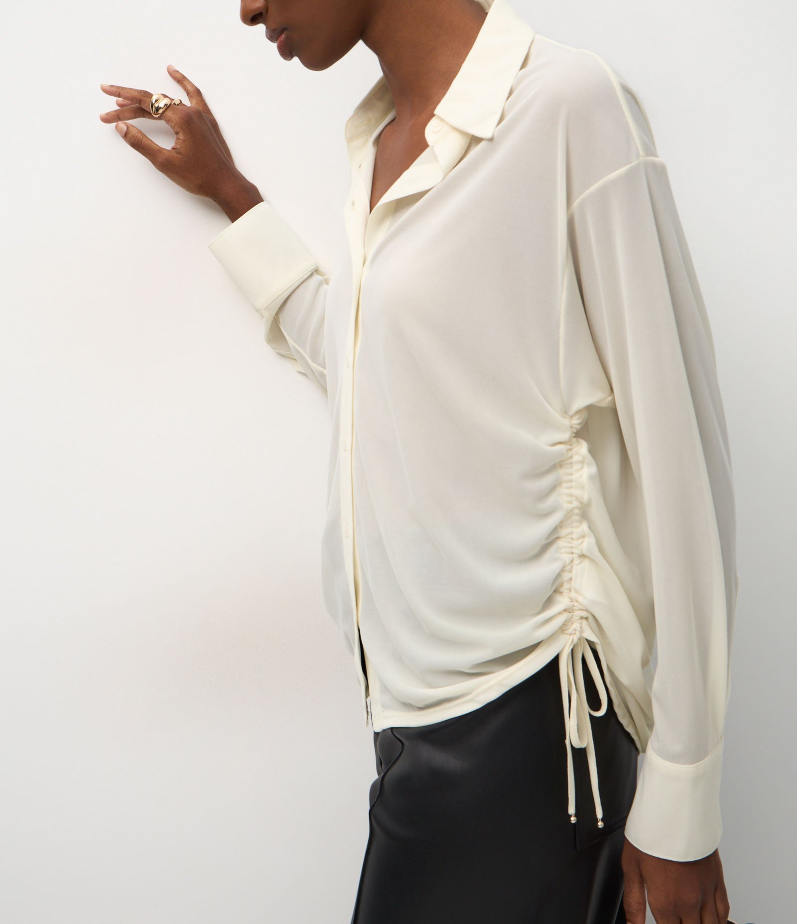 Camisa em Tule com Transparência e Puxadinho Lateral Branco 3