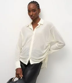 Camisa em Tule com Transparência e Puxadinho Lateral