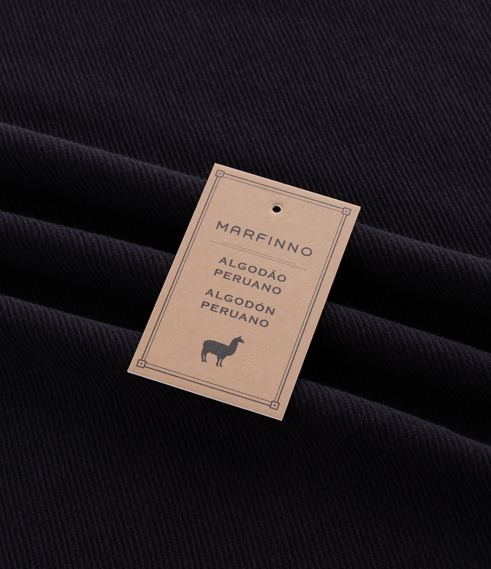 Camiseta em Algodão Peruano com Gola Padre Preto 6