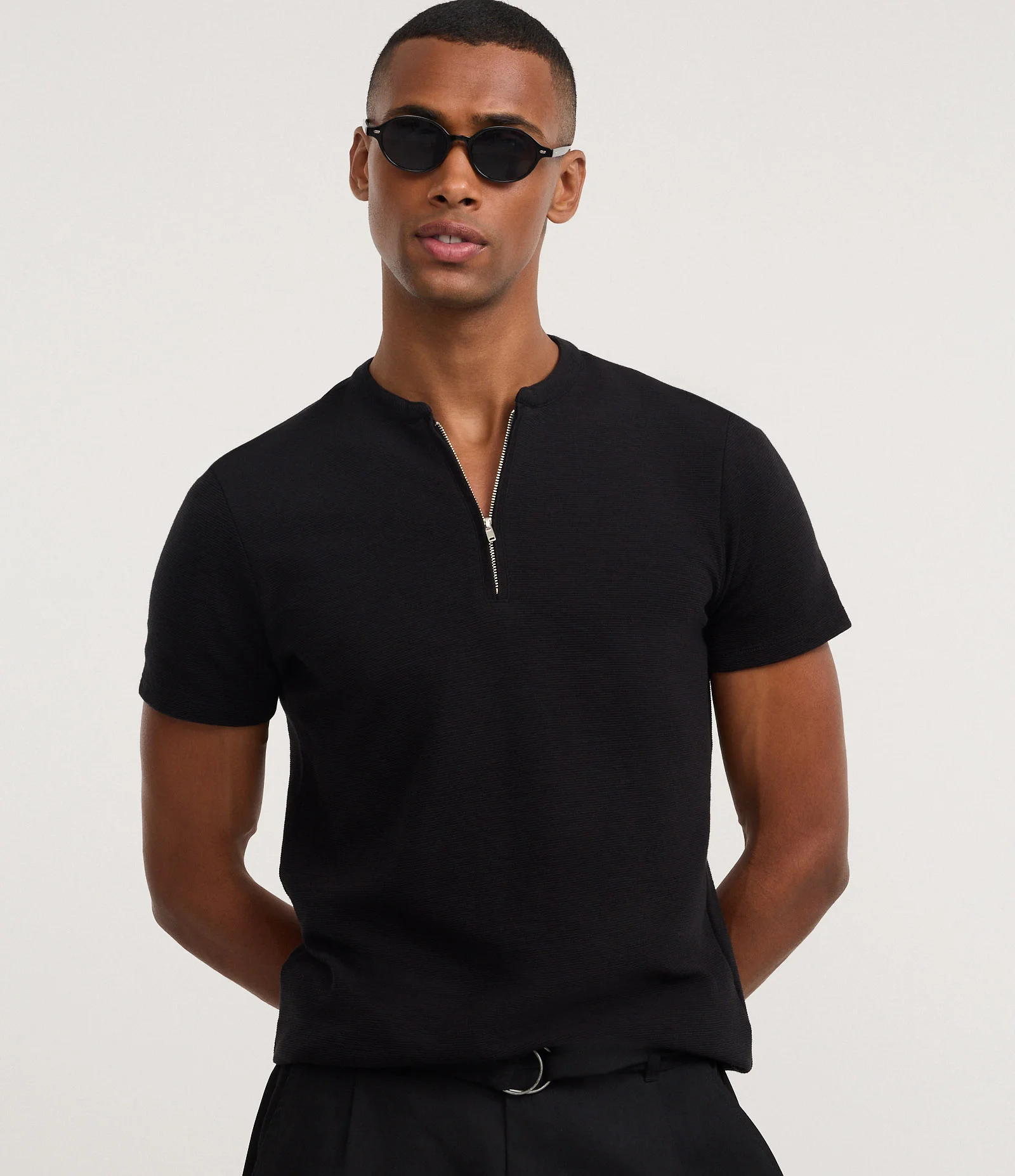 Camiseta em Algodão Peruano com Gola Padre Preto 1