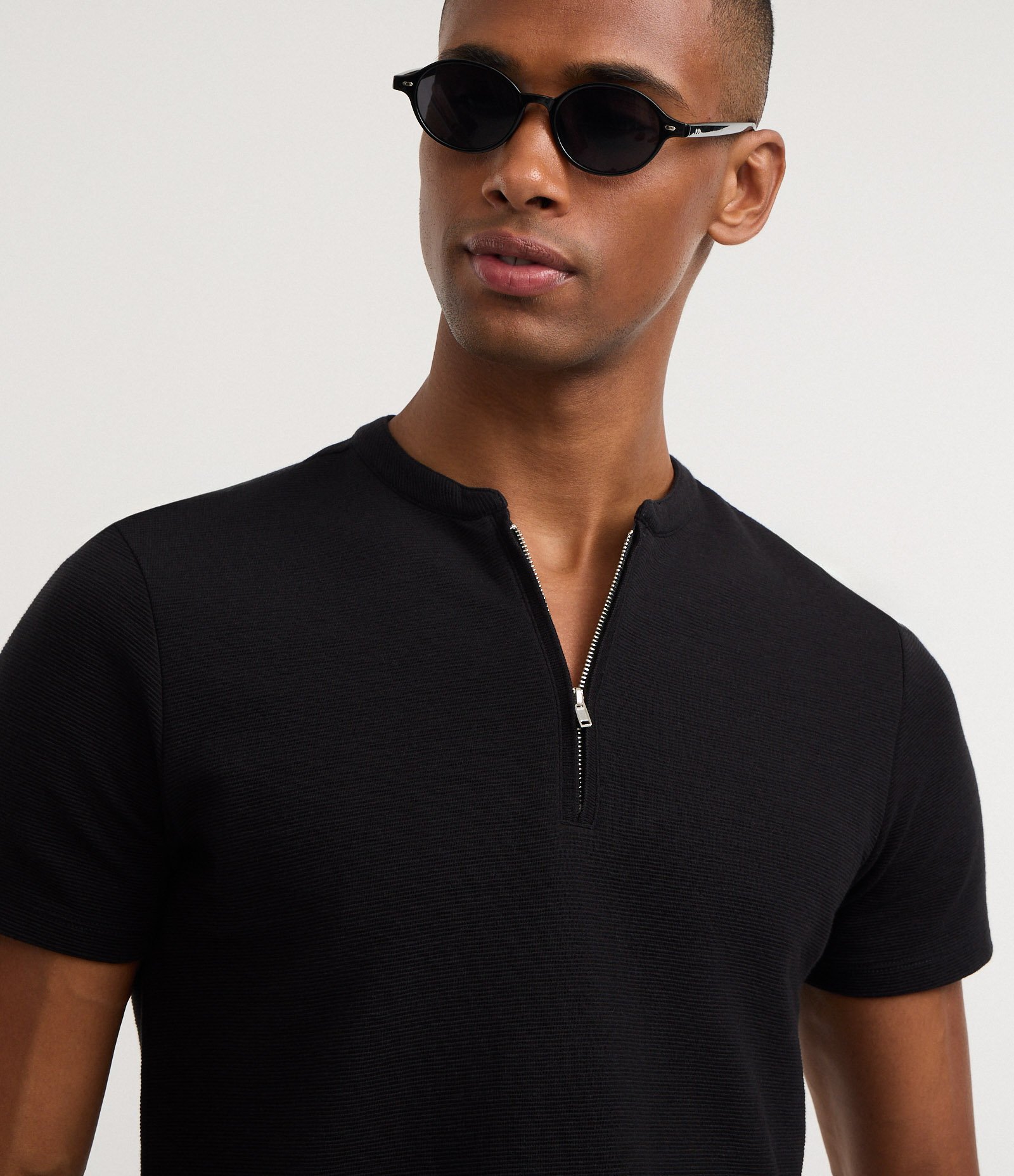 Camiseta em Algodão Peruano com Gola Padre Preto 3