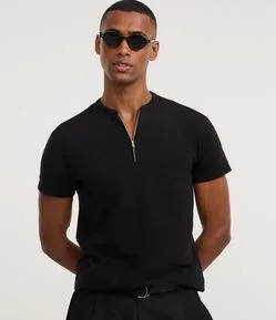 Camiseta em Algodão Peruano com Gola Padre