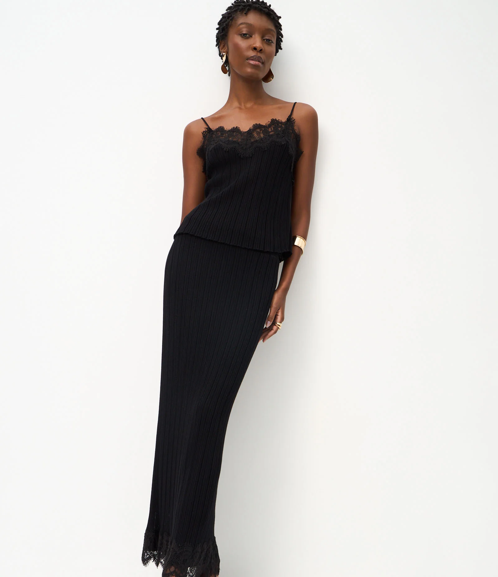 Saia Midi em Tricô com Aplicação de Renda na Barra Preto 2