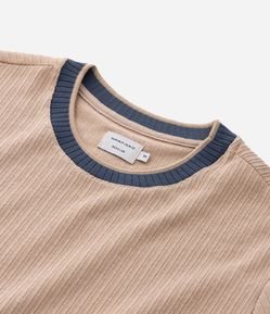 Camiseta em Algodão Texturizado com Gola e Manga Contrastante