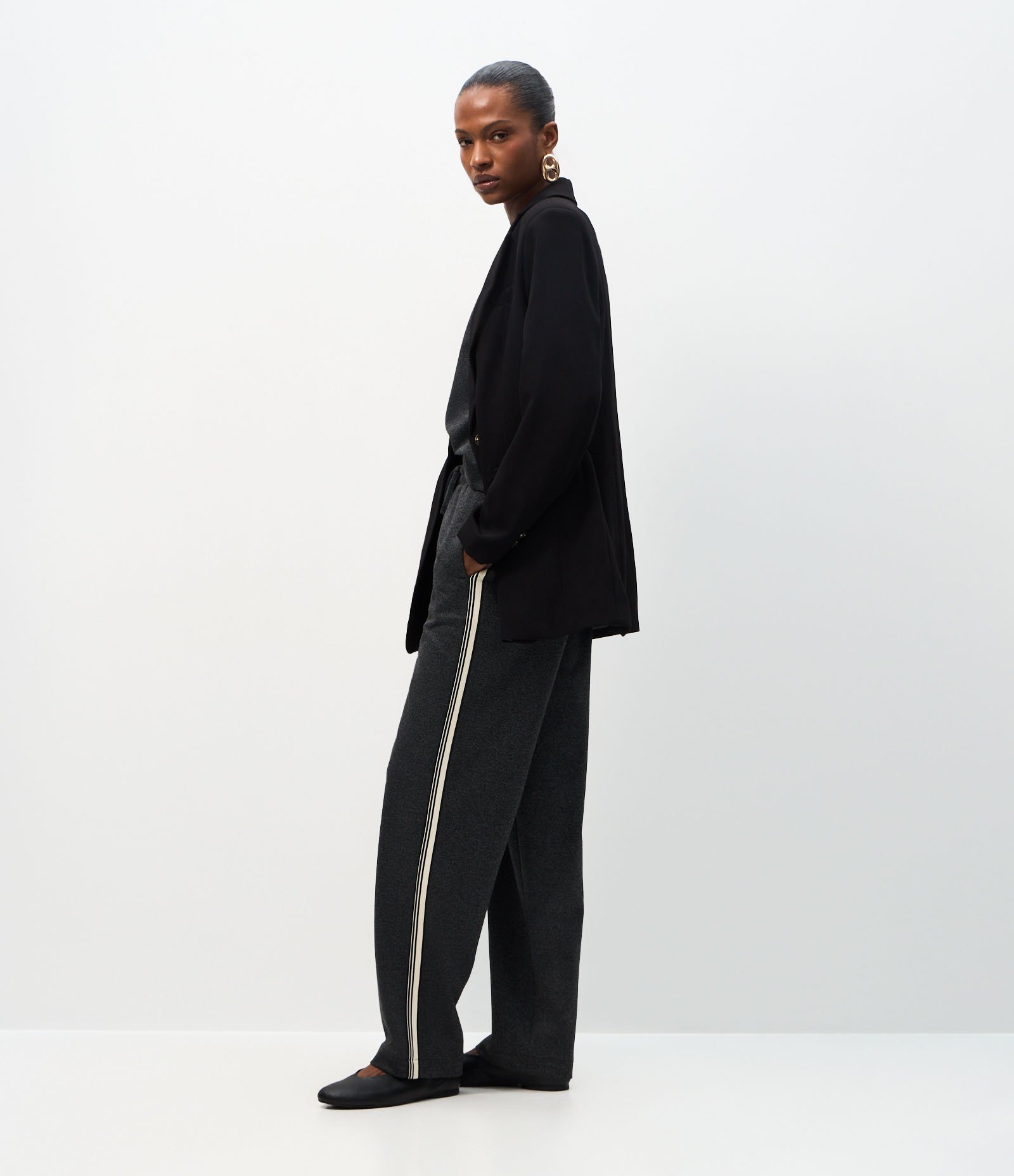 Calça Moletom Reta com Faixa Lateral Contrastante Cinza 5