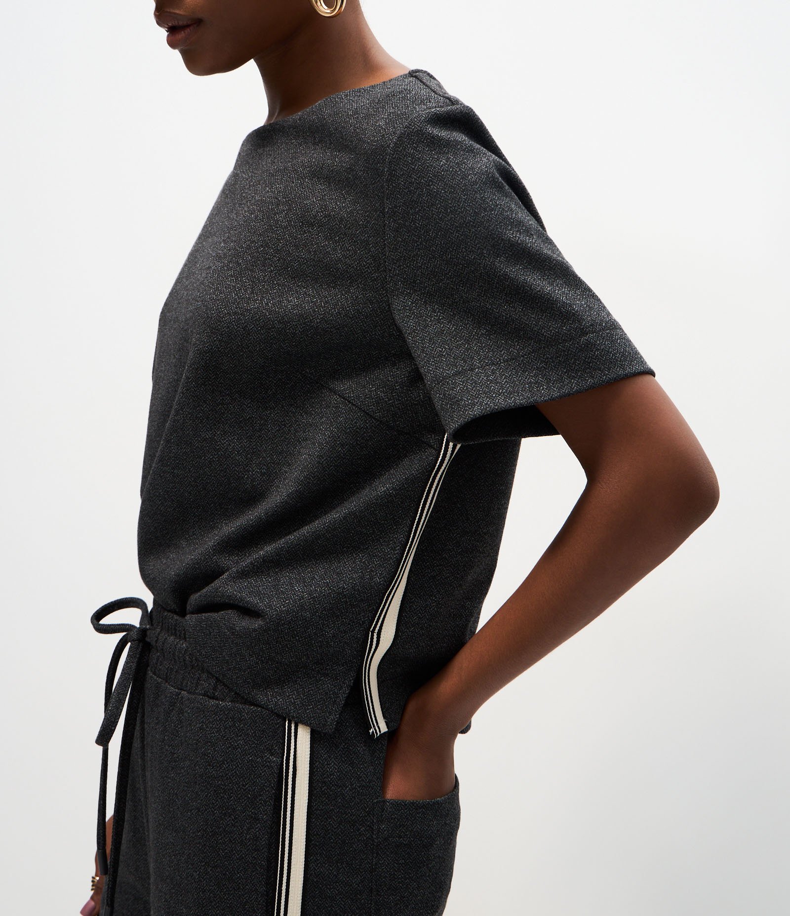 Blusa em Ponto Roma com Faixa Lateral e Zíper Traseiro Cinza 4