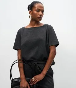 Blusa em Ponto Roma com Faixa Lateral e Zíper Traseiro