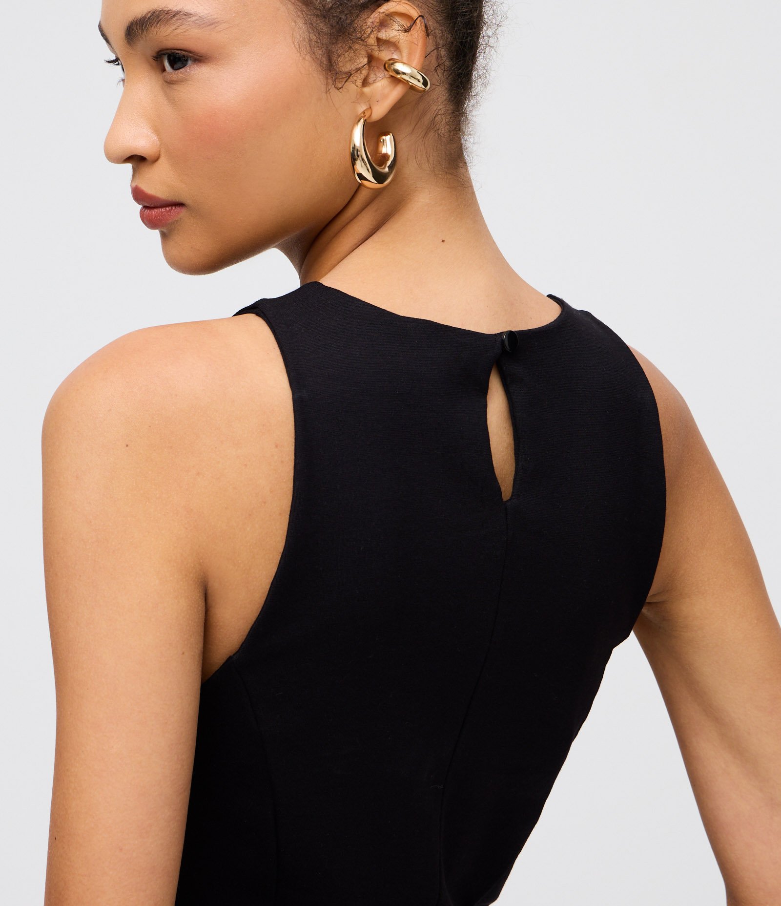 Vestido Curto Sem Manga em Ponto Roma com Recortes Preto 4