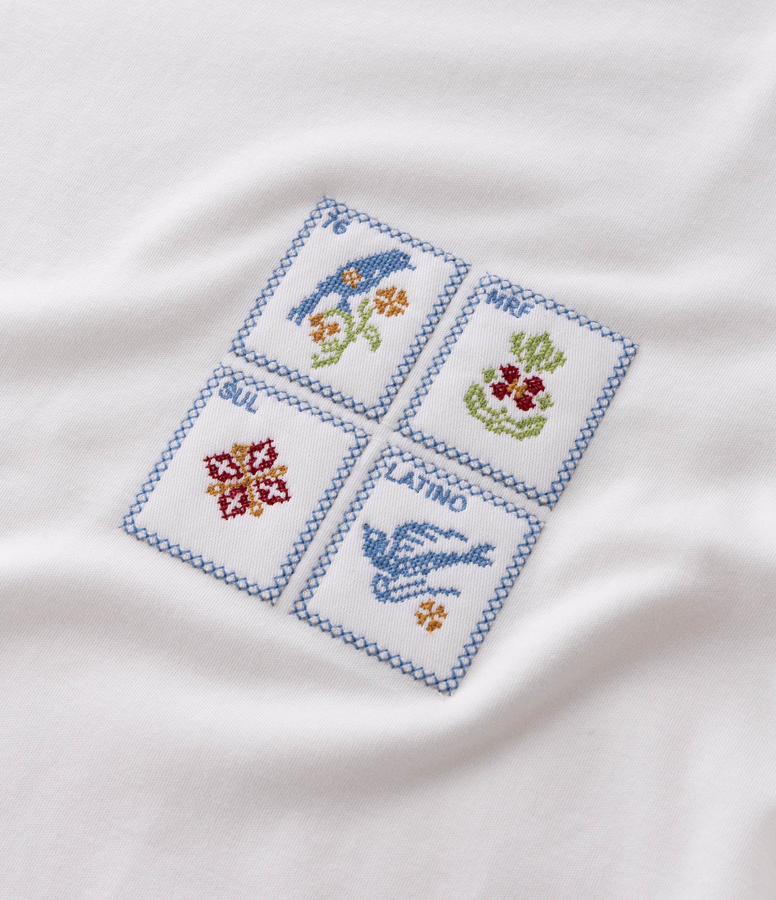 Camiseta Manga Curta com Selos Bordados Branco 5