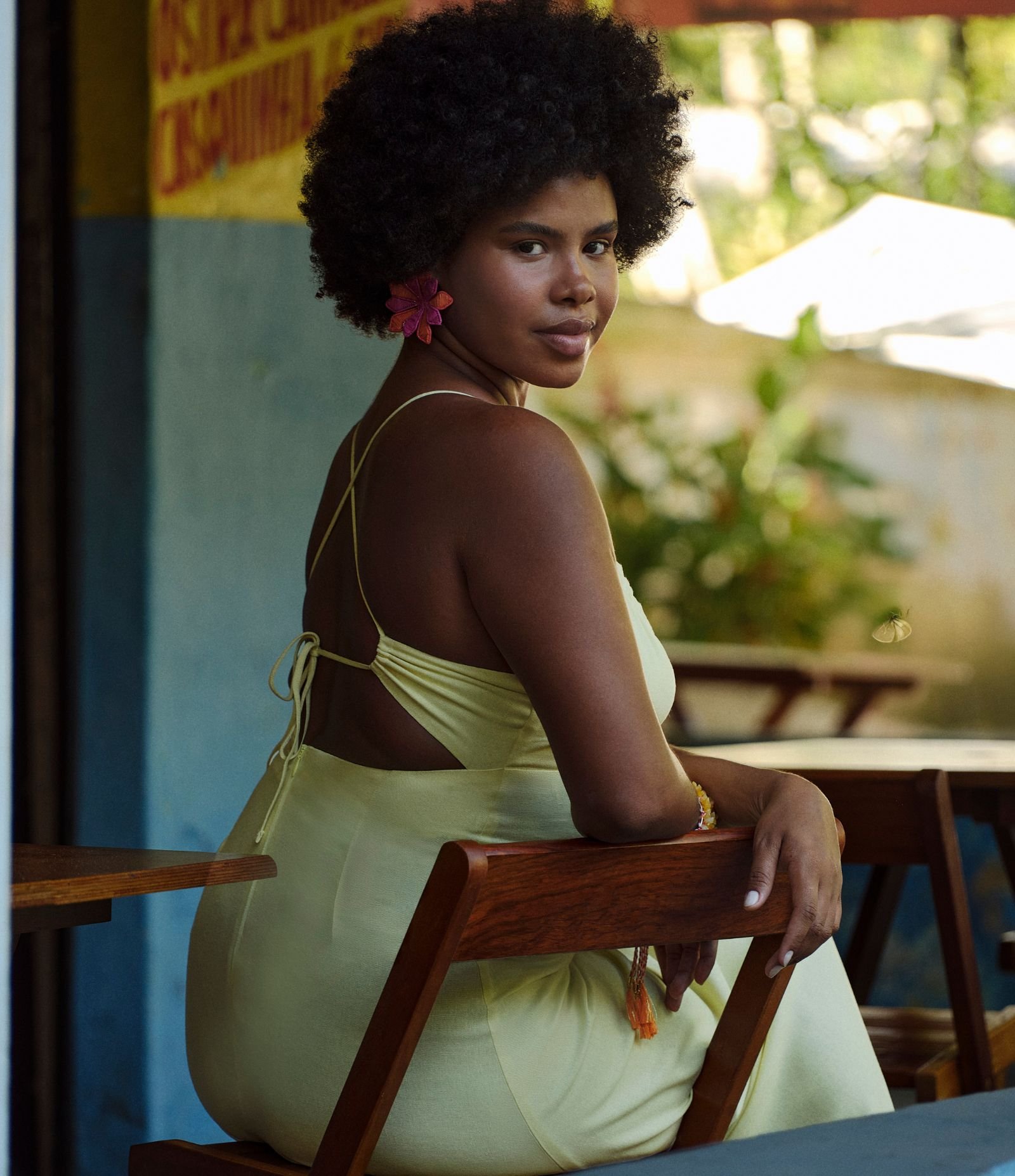 Vestido Long Midi em Viscolinho com Franzido e Aviamento Amarelo 1