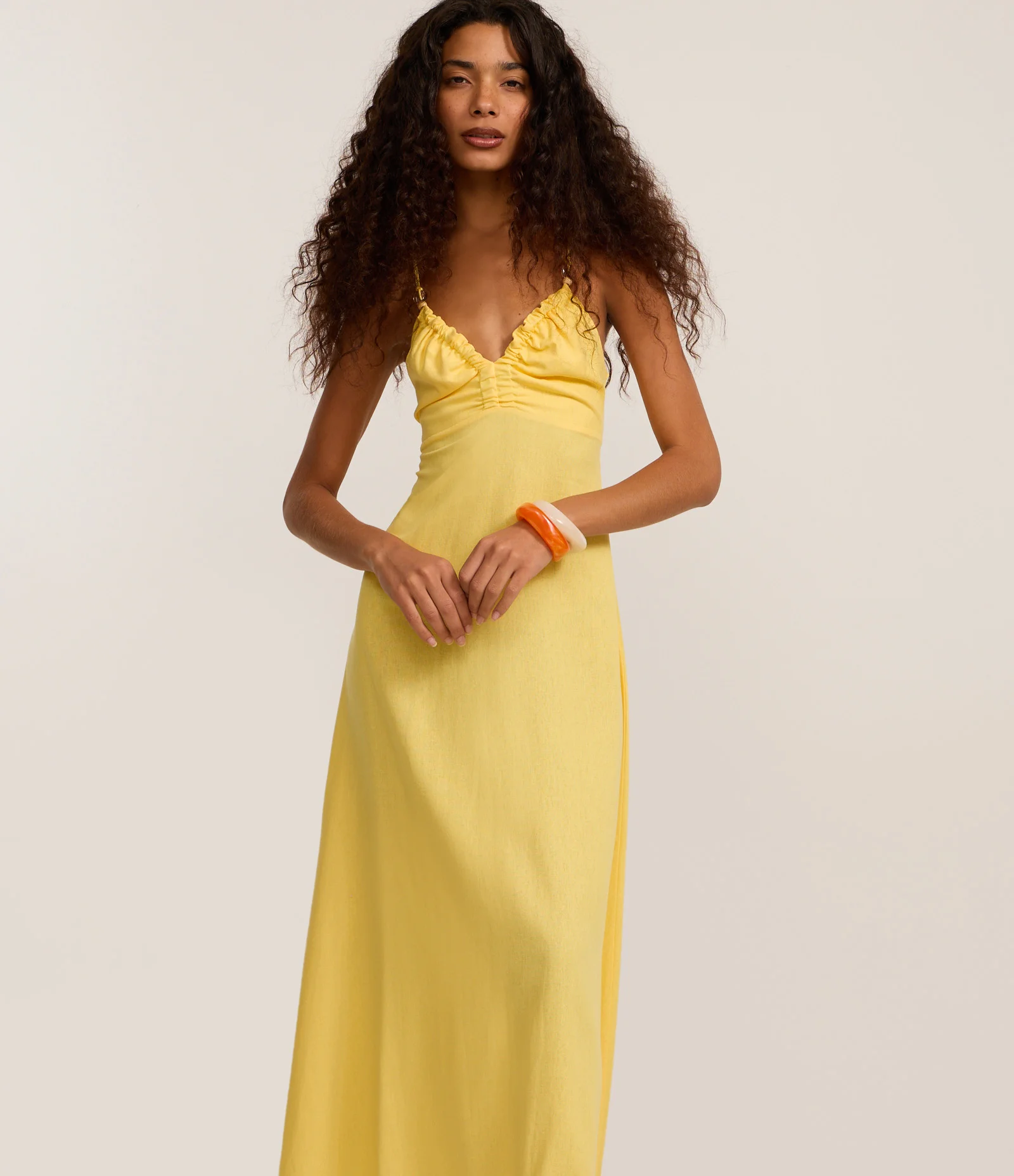 Vestido Long Midi em Viscolinho com Franzido e Aviamento Amarelo 3