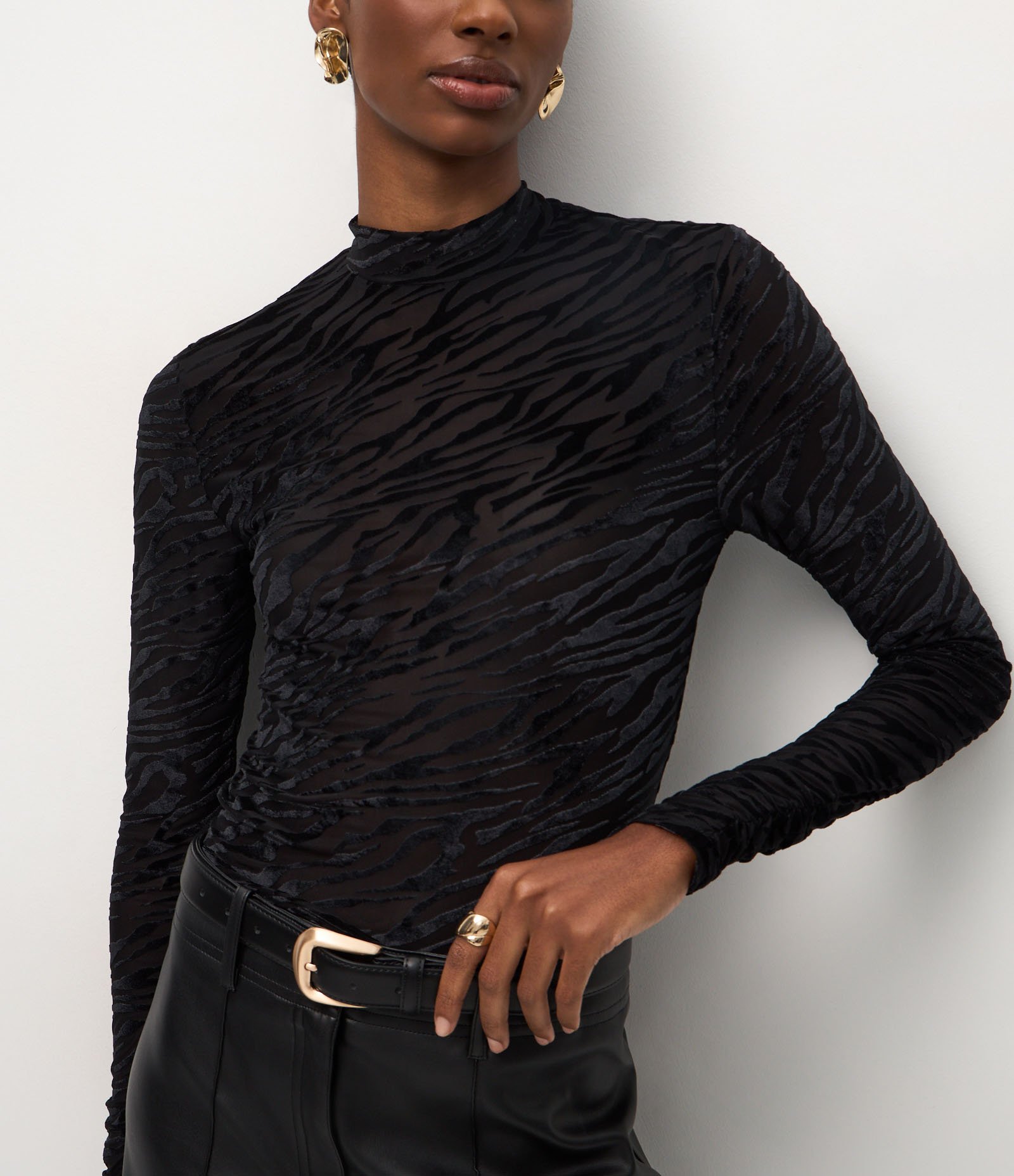 Blusa Regular em Tule com Estampa Texturizada Animal Print Preto 4