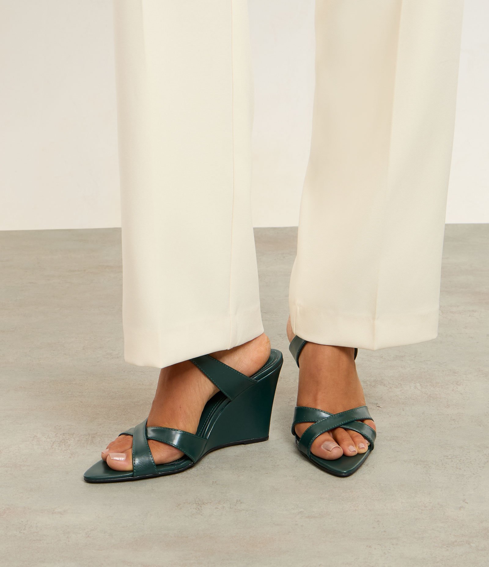 Sandália Anabela com Bico Folha e Tiras Cruzadas Verde 6