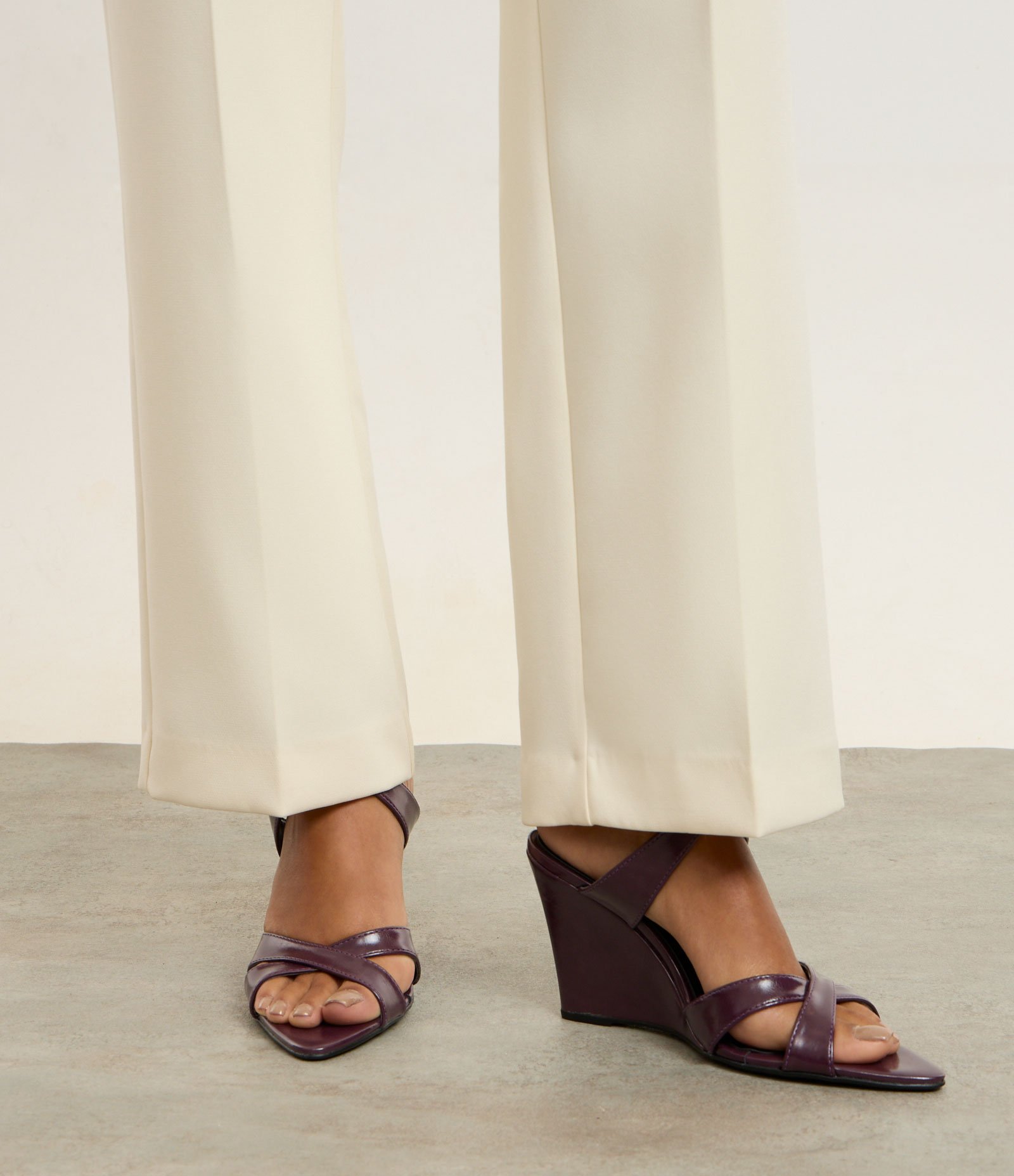 Sandália Anabela com Bico Folha e Tiras Cruzadas Vinho 5